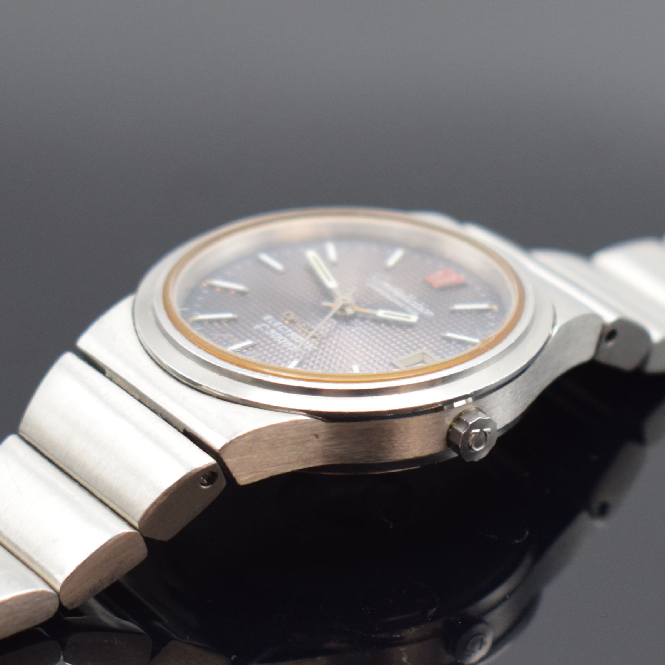 Detail c: OMEGA Electronic f300Hz Herrenarmbanduhr, Schweiz um 1972, Stahlgeh., Boden geschr., orig. Gliederband, Faltschl. mit Widmung, Zifferbl. m. aufges. ...