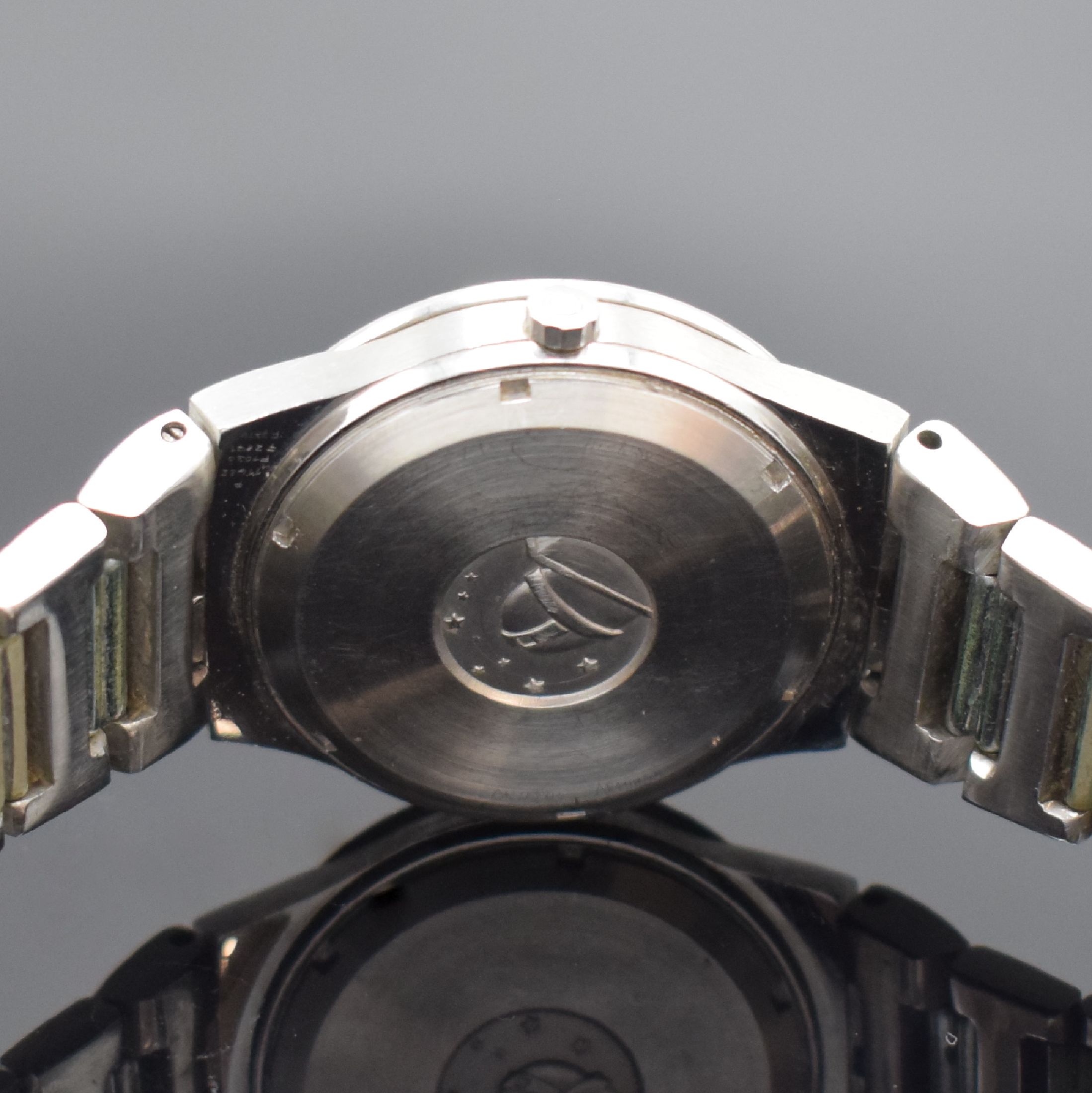 Detail d: OMEGA Electronic f300Hz Herrenarmbanduhr, Schweiz um 1972, Stahlgeh., Boden geschr., orig. Gliederband, Faltschl. mit Widmung, Zifferbl. m. aufges. ...