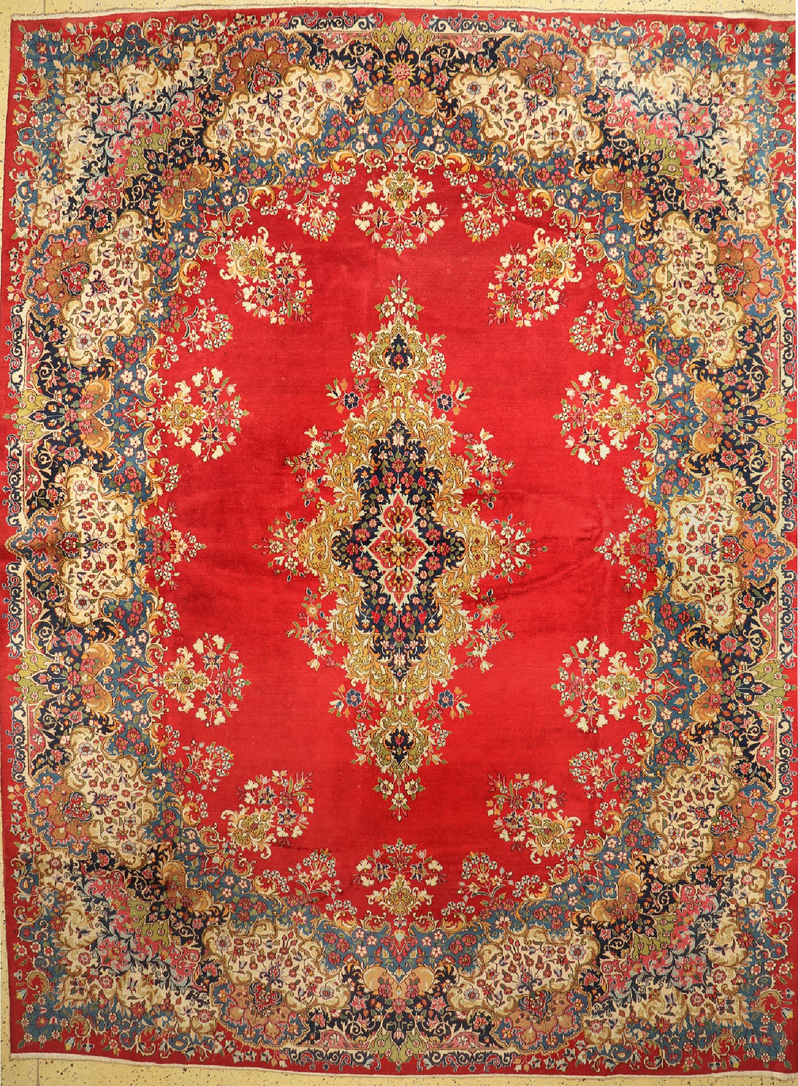 Kerman, Persien, ca. 60 Jahre, Wolle auf Baumwolle, ca. 407 x 305 cm, EHZ: 2, verschmutzt