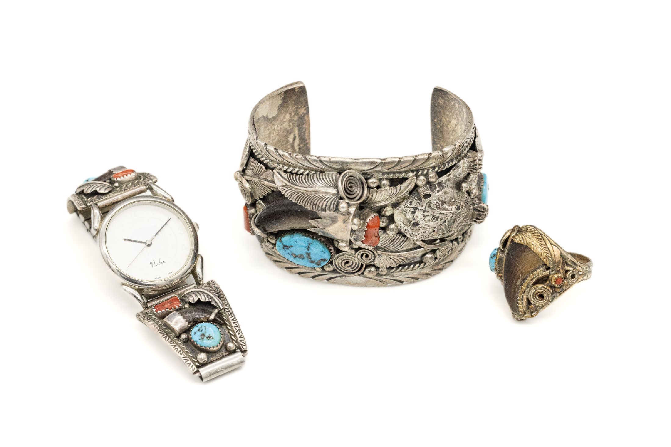 Navajo-Schmuckset, Sterling Silber, best. aus: Armreif, D. ca. 6.5 cm, Ring, RW 70, und Schmuckuhr (Flexband Stahl, sek.) jeweils mit plastisch ...