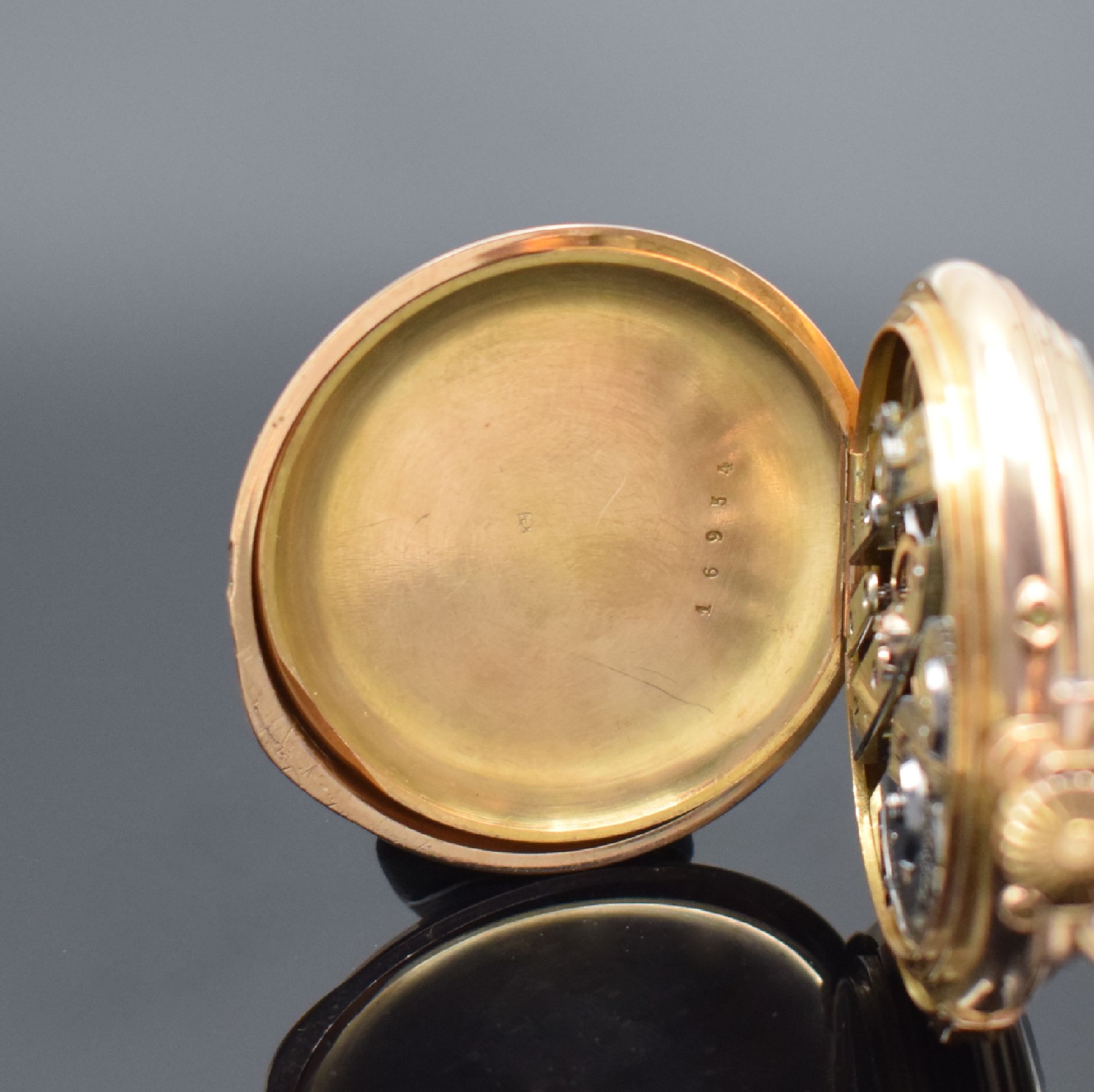 Detail d: Seltene Kalender-Taschenuhr in RG 750/000, Schweiz / Frankreich um 1890, gestuftes offenes Geh. m. großem Aussenscharnier dell., seitl. ...