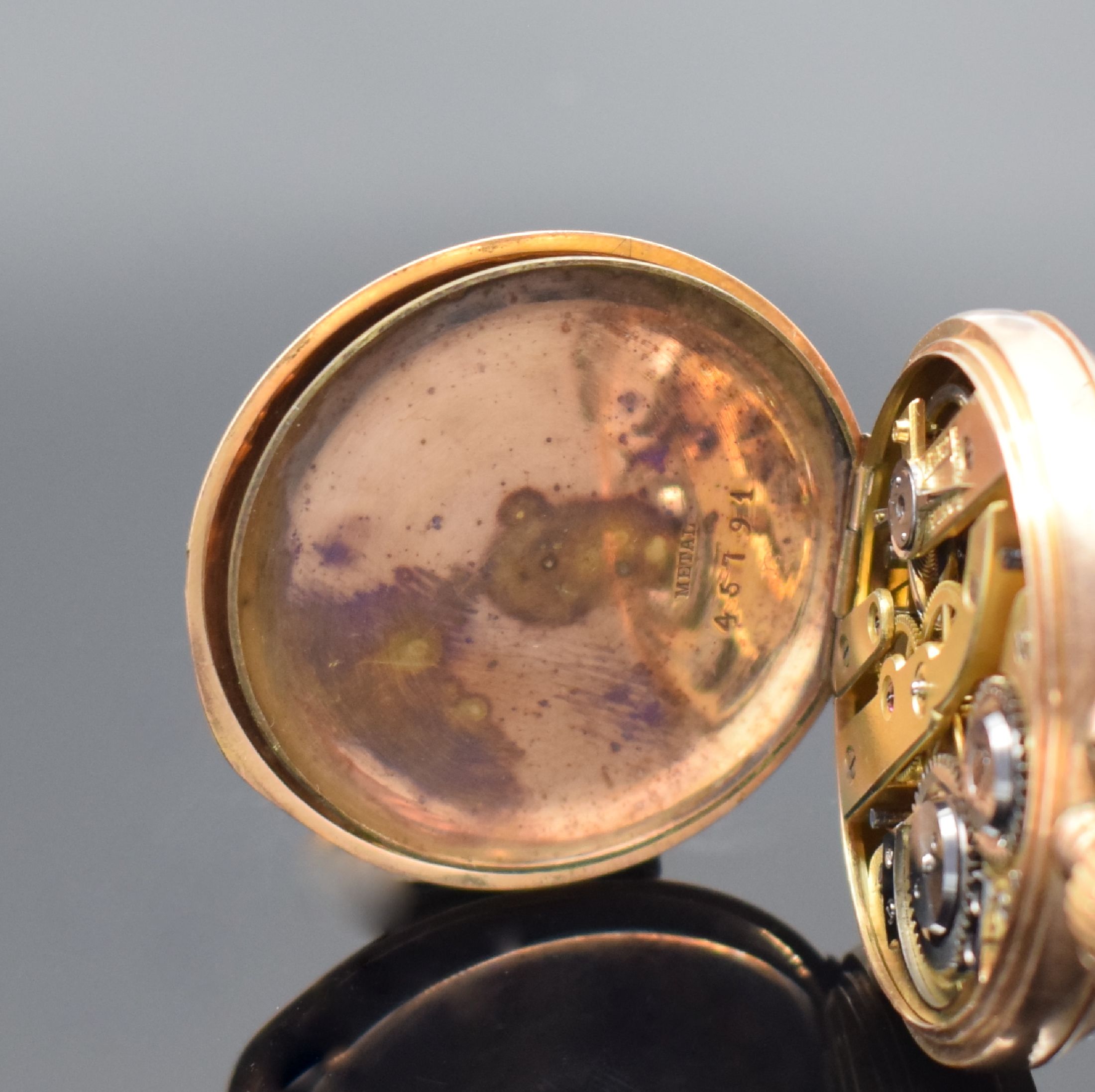 Detail e: 3 offene Zylindertaschenuhren in RG 585/000, Schweiz um 1900, alle mit verg. Cuv., Emailzifferbl. m. röm. Std., 2 x D. ca. 32 mm, 1 x D. ca. 44 mm, ...