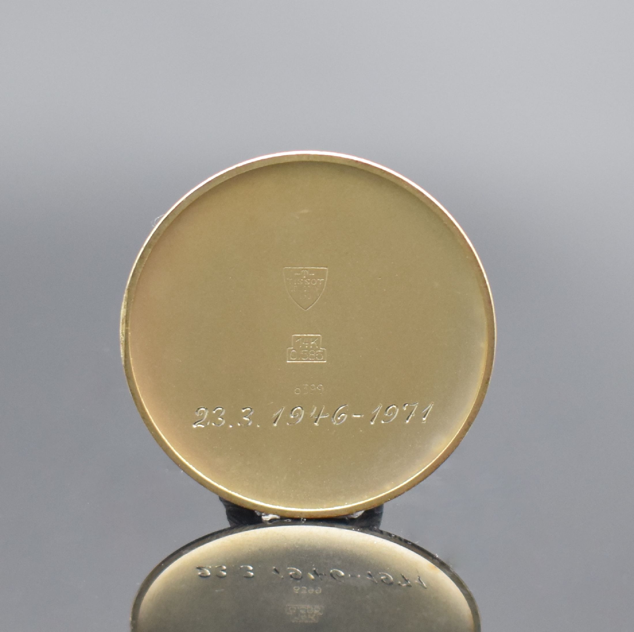 Detail c: TISSOT Frackuhr in GG 585/000 Referenz 6399, Handaufzug, Schweiz um 1970, Boden mit Gravur im Innern aufgedr., vers. Zifferbl. m. aufgel. Indizes, ...