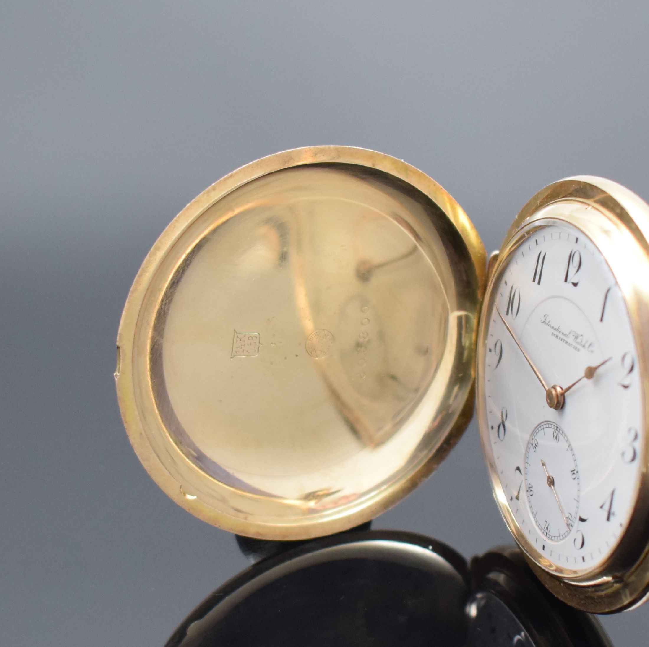 Detail a: IWC Savonette in RG 585/000 Kaliber 53, Schweiz um 1913, guill. 3-Deckel Goldgeh., Emailzifferbl. m. arab. Std., Goldcuv. m. Widmungsgravur, Werk ...