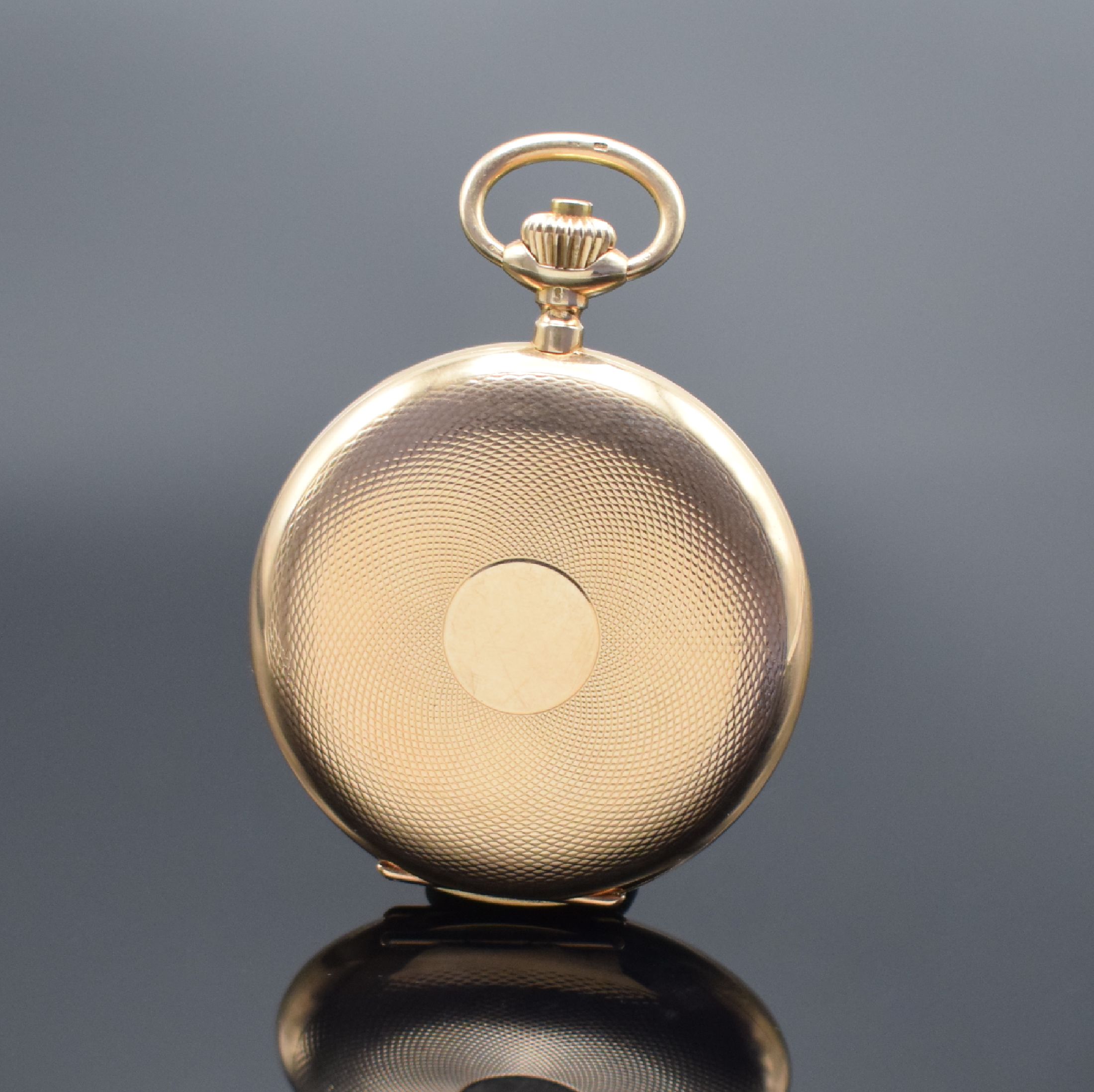 Detail b: IWC Savonette in RG 585/000 Kaliber 53, Schweiz um 1913, guill. 3-Deckel Goldgeh., Emailzifferbl. m. arab. Std., Goldcuv. m. Widmungsgravur, Werk ...