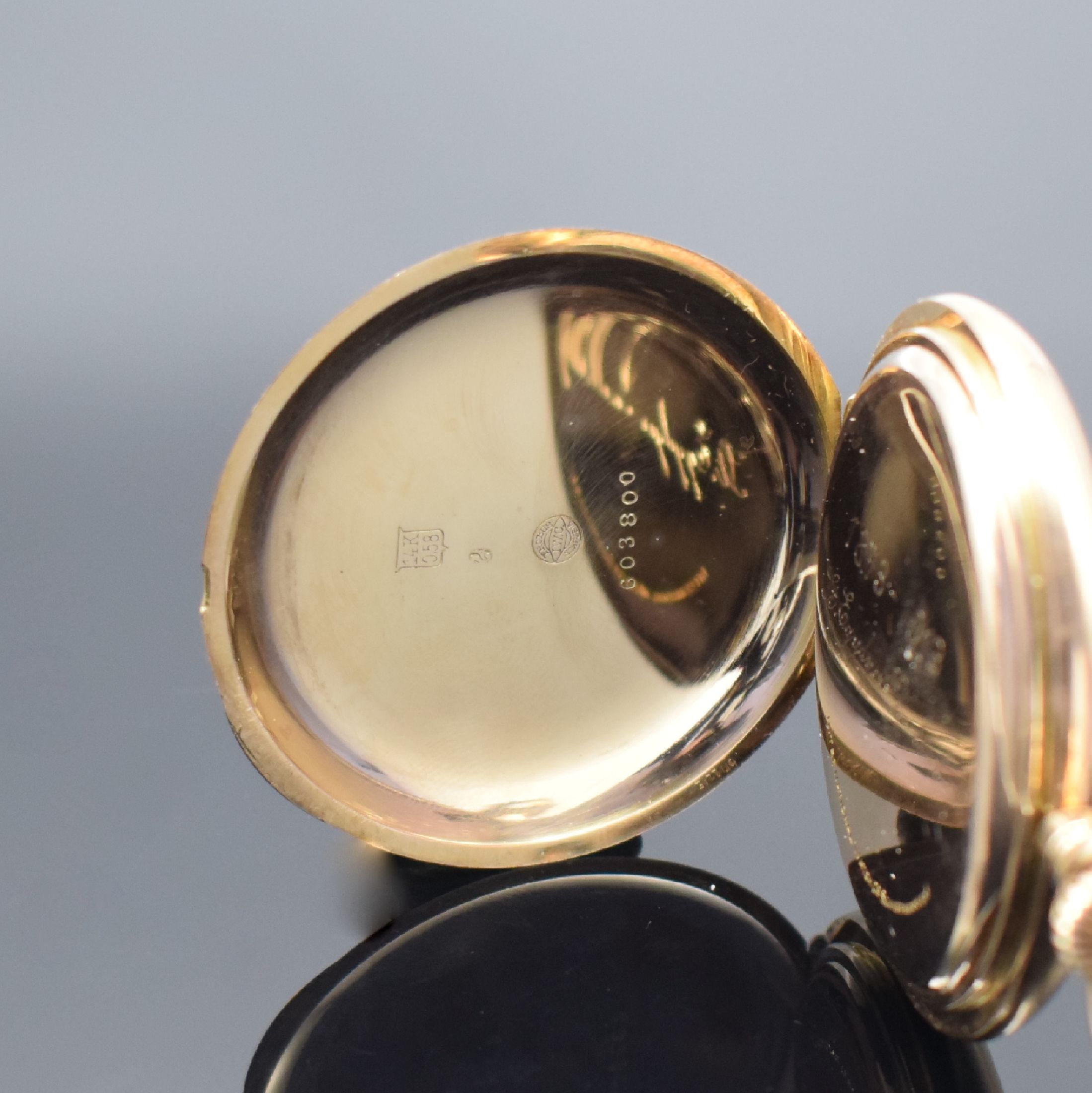 Detail d: IWC Savonette in RG 585/000 Kaliber 53, Schweiz um 1913, guill. 3-Deckel Goldgeh., Emailzifferbl. m. arab. Std., Goldcuv. m. Widmungsgravur, Werk ...