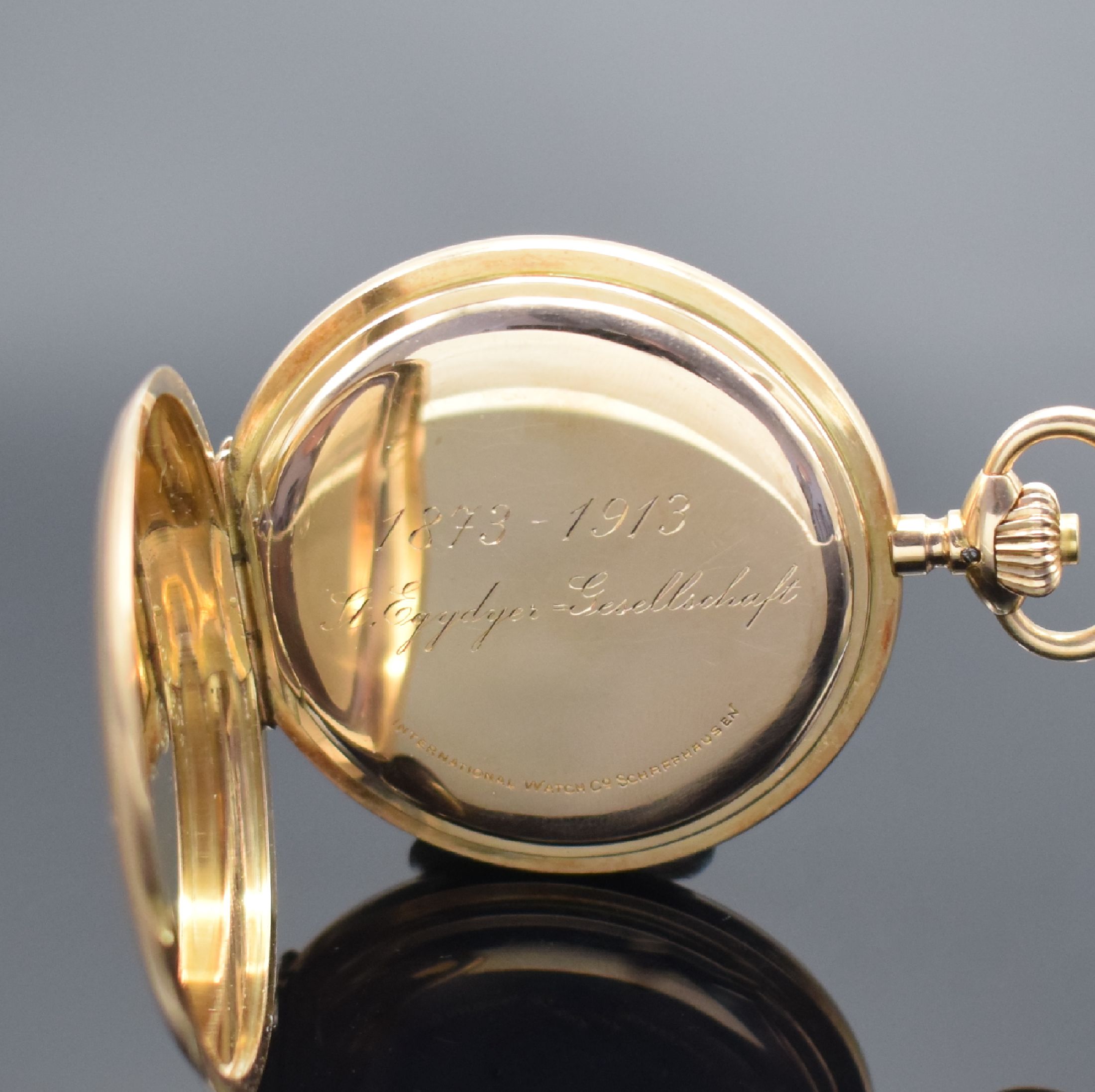 Detail e: IWC Savonette in RG 585/000 Kaliber 53, Schweiz um 1913, guill. 3-Deckel Goldgeh., Emailzifferbl. m. arab. Std., Goldcuv. m. Widmungsgravur, Werk ...