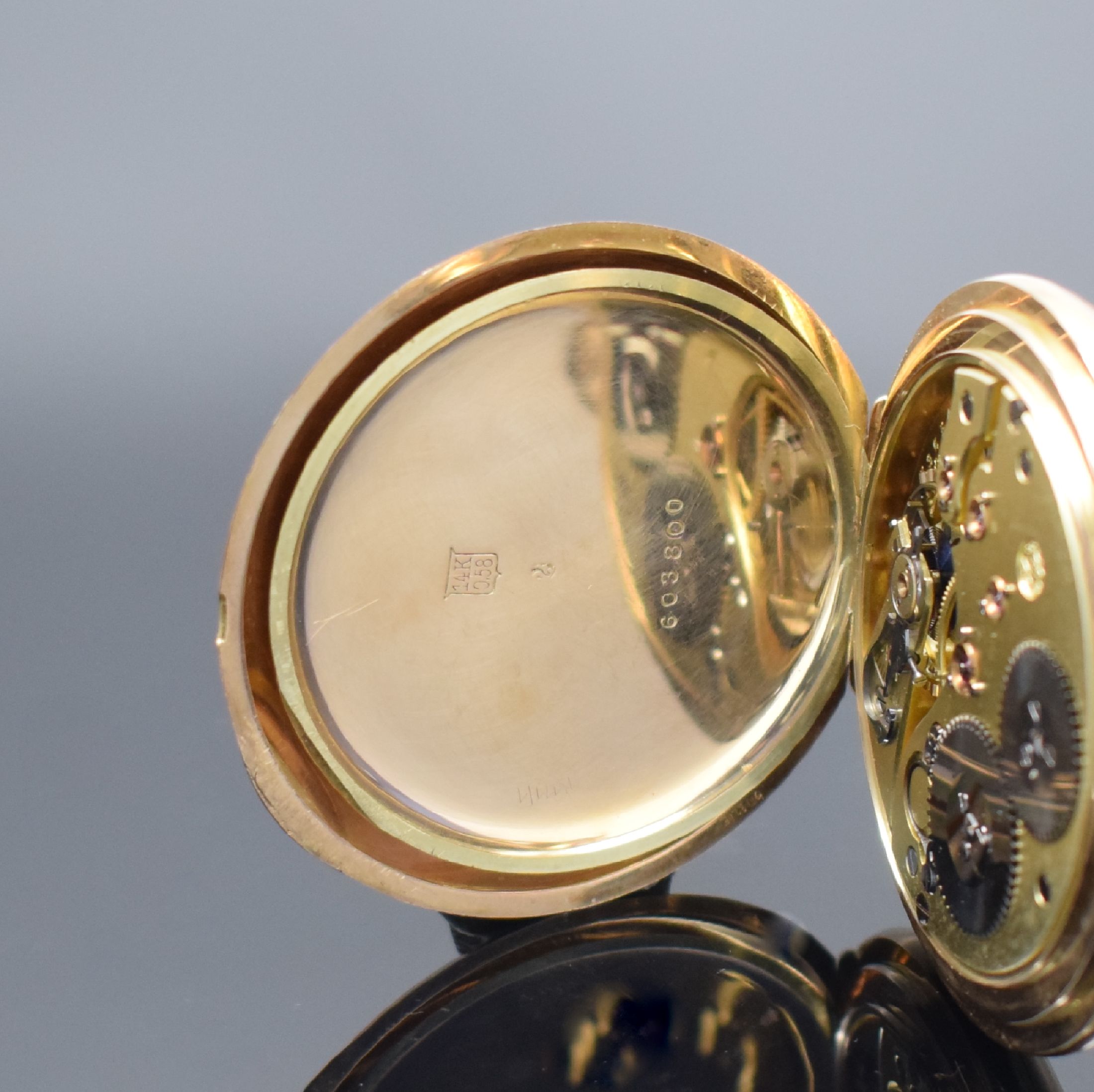 Detail f: IWC Savonette in RG 585/000 Kaliber 53, Schweiz um 1913, guill. 3-Deckel Goldgeh., Emailzifferbl. m. arab. Std., Goldcuv. m. Widmungsgravur, Werk ...