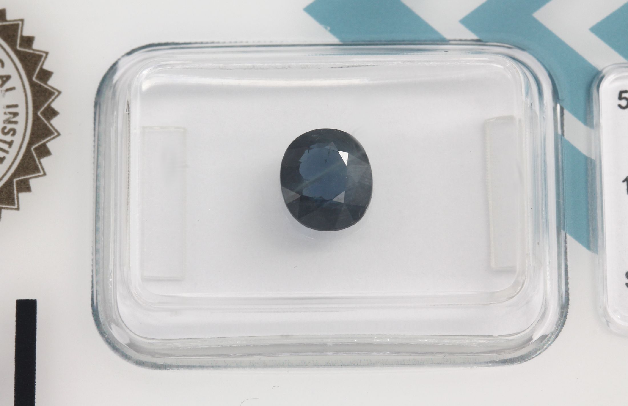 Detail b: Lot 5 lose Saphire, zus. 5.5 ct; 1 x ovalfacett. blauer Saphir 1.23 ct; 1 x ovalfacett. blauer Saphir 0.90 ct; 1 x ovalfacett. blauer Saphir 1.61 ...