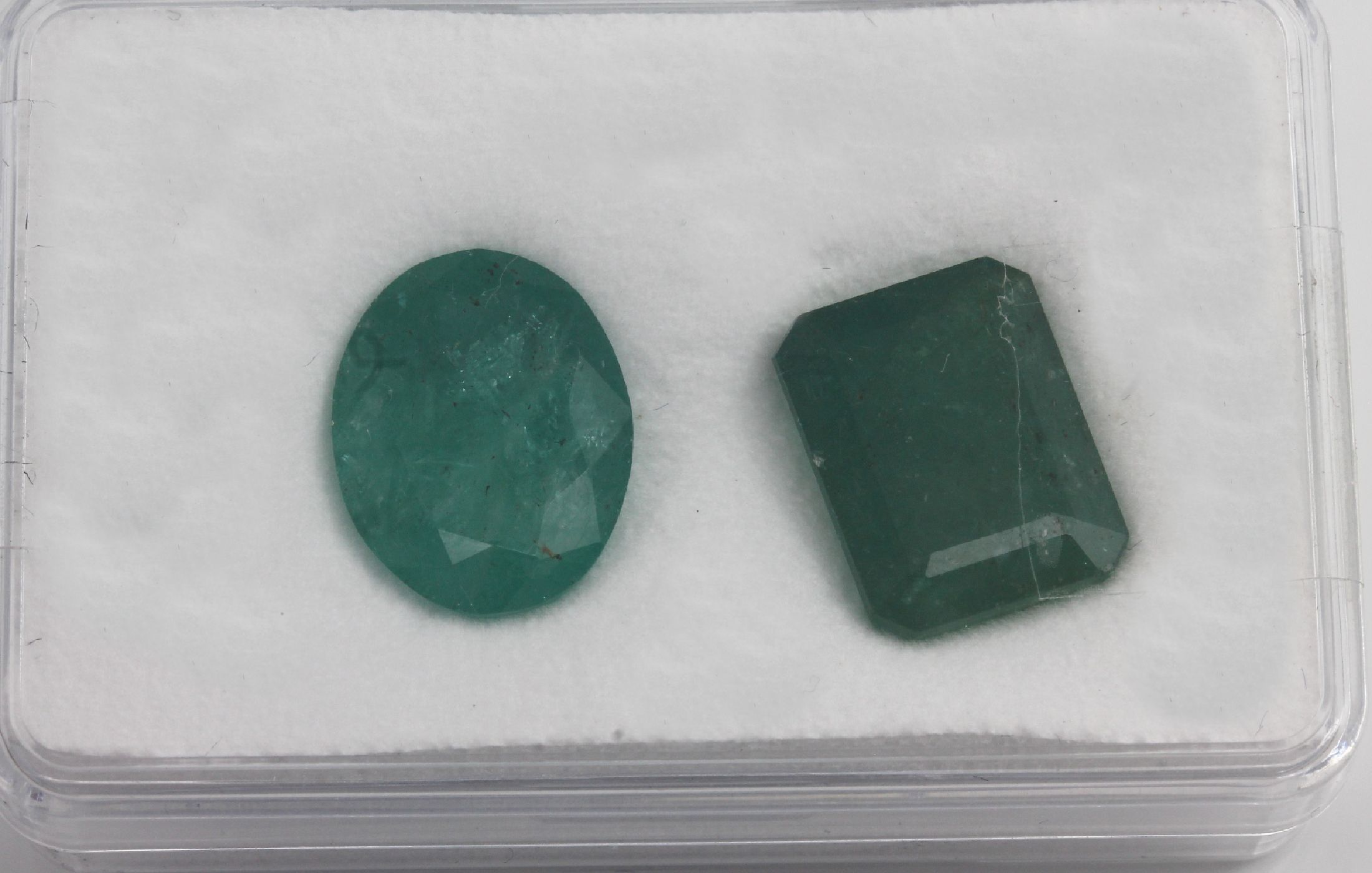 Detail a: Lot 3 lose Smaragde, zus. 22.52 ct, 1 x ovalfacett. 9.29 ct; 1 x Smaragd-Schliff 10.75ct; 1 x Smaragd-Schild 2.48 ct, jeder Stein mit ALGT-Expertise