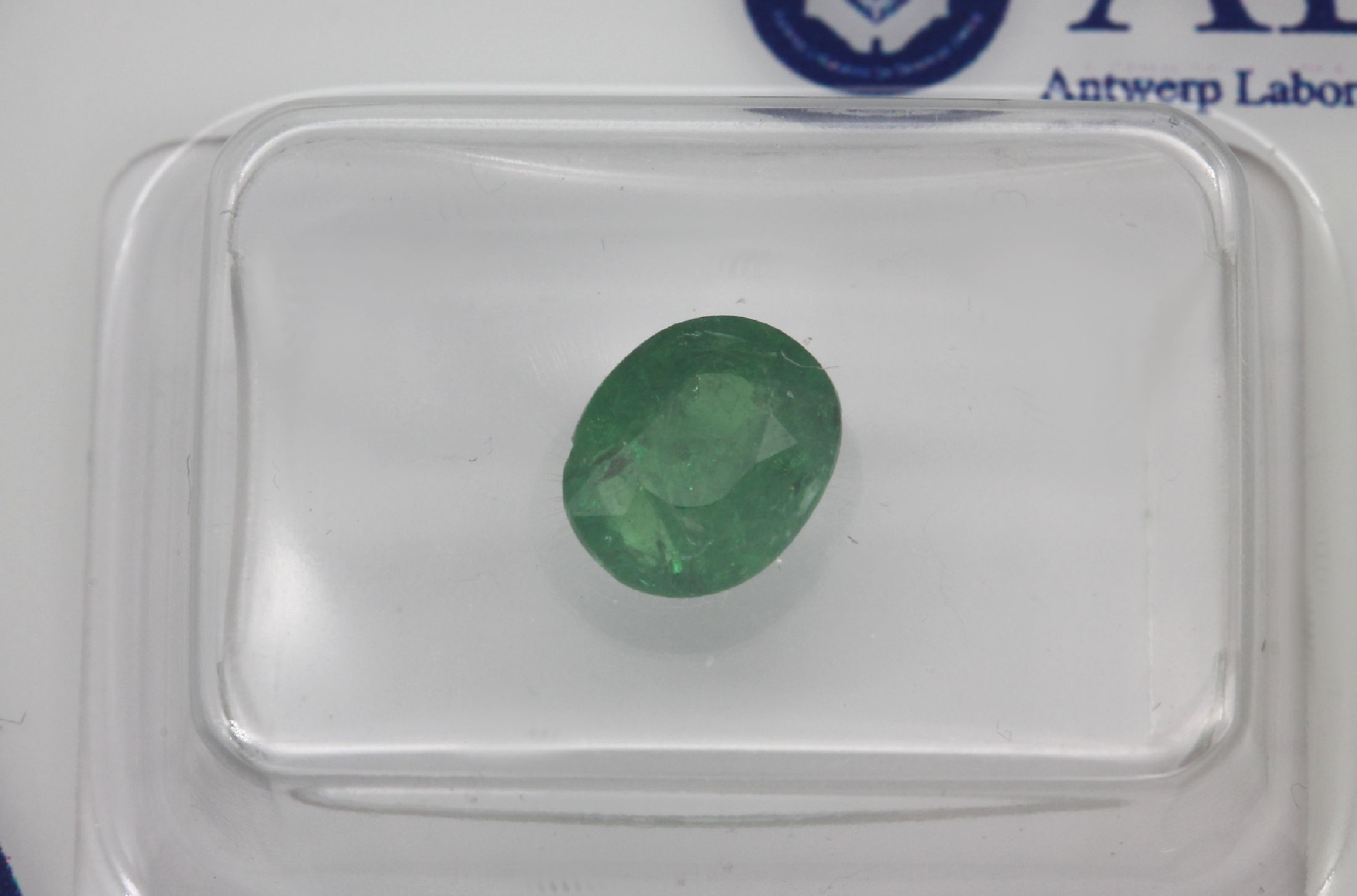 Detail a: Lot 5 lose Tsavorite, 7.3 ct, 1 x ovalfacett. 1.06 ct; 1 x facett. Tropfen 1.16 ct; 1 x ovalfacett. 2.34 ct; 1 x ovalfacett. 1.15 ct; 1 x ...