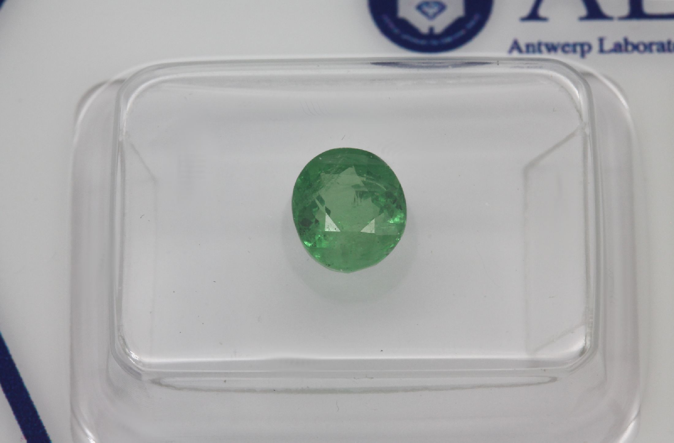 Detail b: Lot 5 lose Tsavorite, 7.3 ct, 1 x ovalfacett. 1.06 ct; 1 x facett. Tropfen 1.16 ct; 1 x ovalfacett. 2.34 ct; 1 x ovalfacett. 1.15 ct; 1 x ...