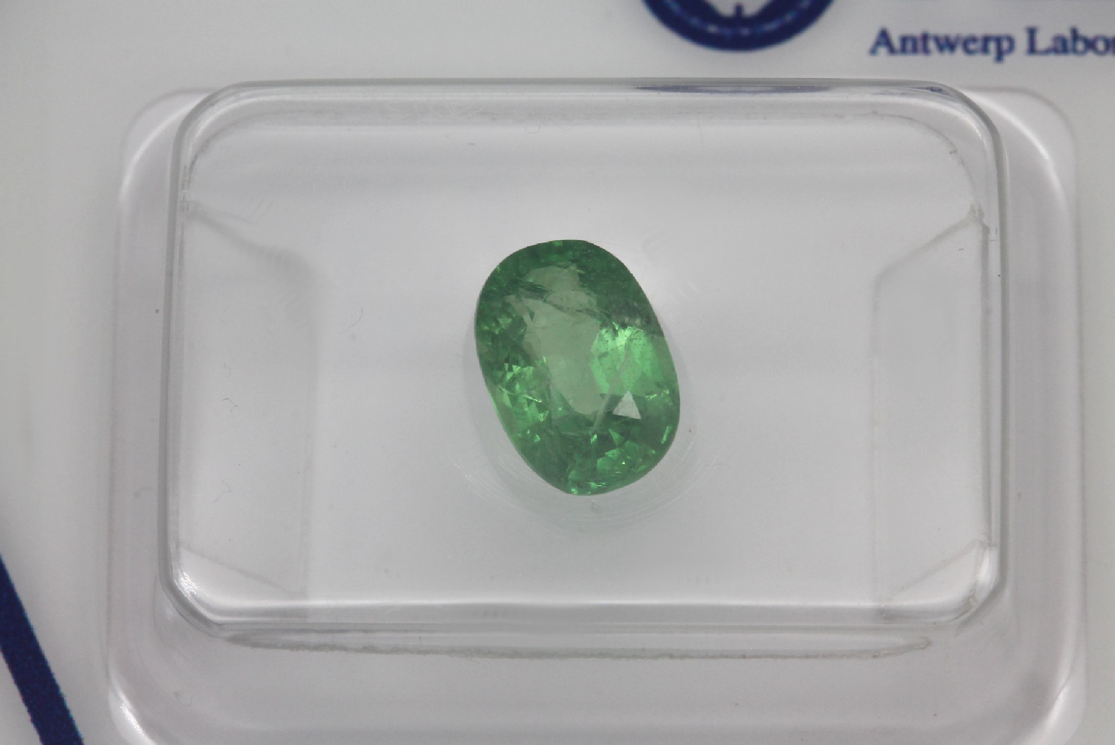 Detail c: Lot 5 lose Tsavorite, 7.3 ct, 1 x ovalfacett. 1.06 ct; 1 x facett. Tropfen 1.16 ct; 1 x ovalfacett. 2.34 ct; 1 x ovalfacett. 1.15 ct; 1 x ...