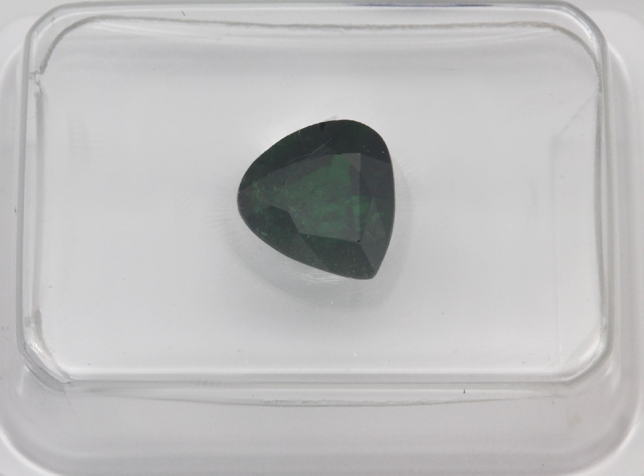 Detail d: Lot 5 lose Tsavorite, 7.3 ct, 1 x ovalfacett. 1.06 ct; 1 x facett. Tropfen 1.16 ct; 1 x ovalfacett. 2.34 ct; 1 x ovalfacett. 1.15 ct; 1 x ...
