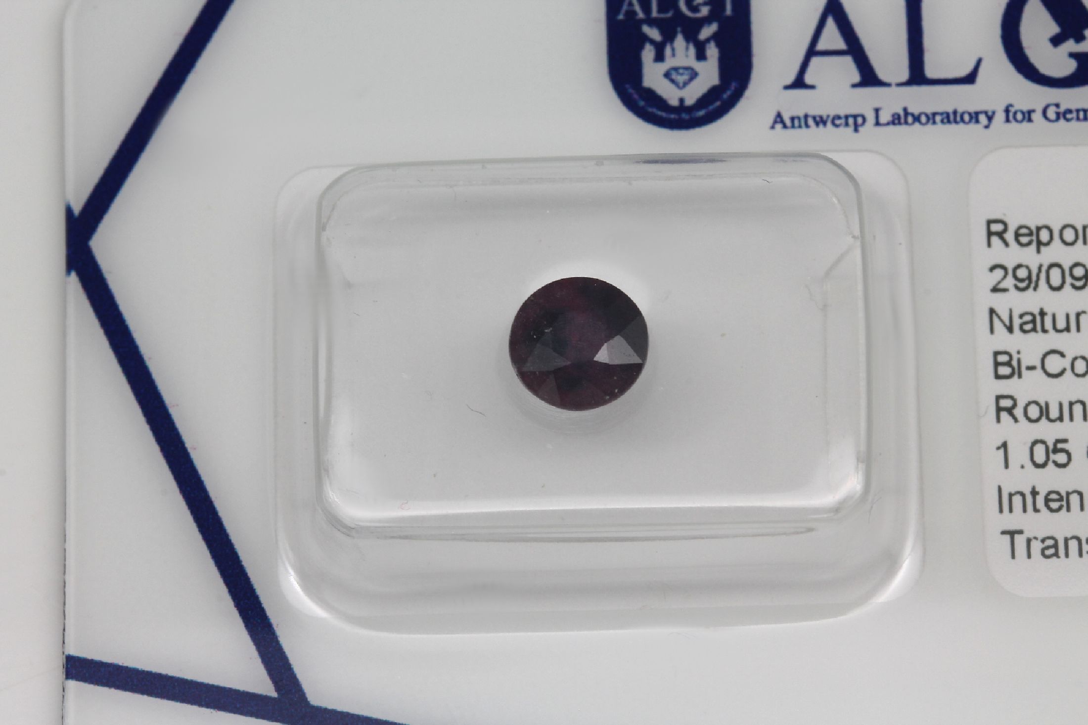 Detail b: Lot 8 lose Saphire, zus. 8.79 ct, 1 x facett. Tropfen 0.86 ct; 1 x Bi-Color Saphir intense purplish Pink/deep blue rundfacett. 1.05 ct; 1 x ...