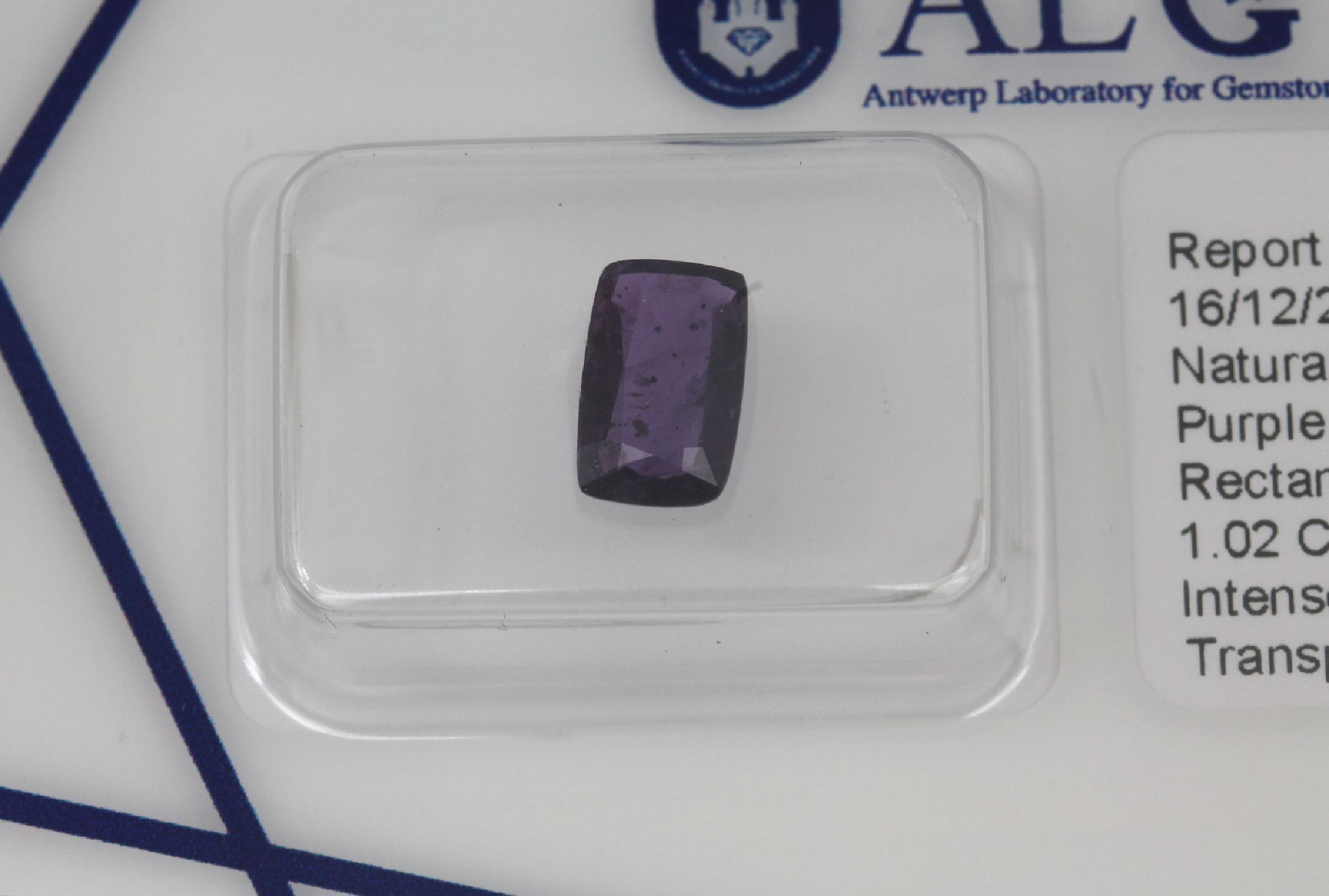 Detail c: Lot 8 lose Saphire, zus. 8.79 ct, 1 x facett. Tropfen 0.86 ct; 1 x Bi-Color Saphir intense purplish Pink/deep blue rundfacett. 1.05 ct; 1 x ...