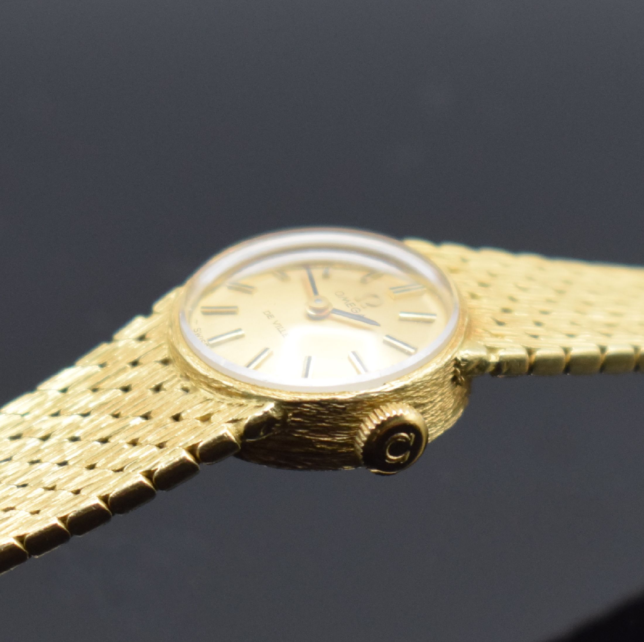 Detail d: OMEGA De Ville Damenarmbanduhr in GG 750/000, Schweiz um 1969, Handaufzug, Geh. an Goldband 750/000, Boden aufgedr., goldfarb. Zifferbl. m. aufgel. ...