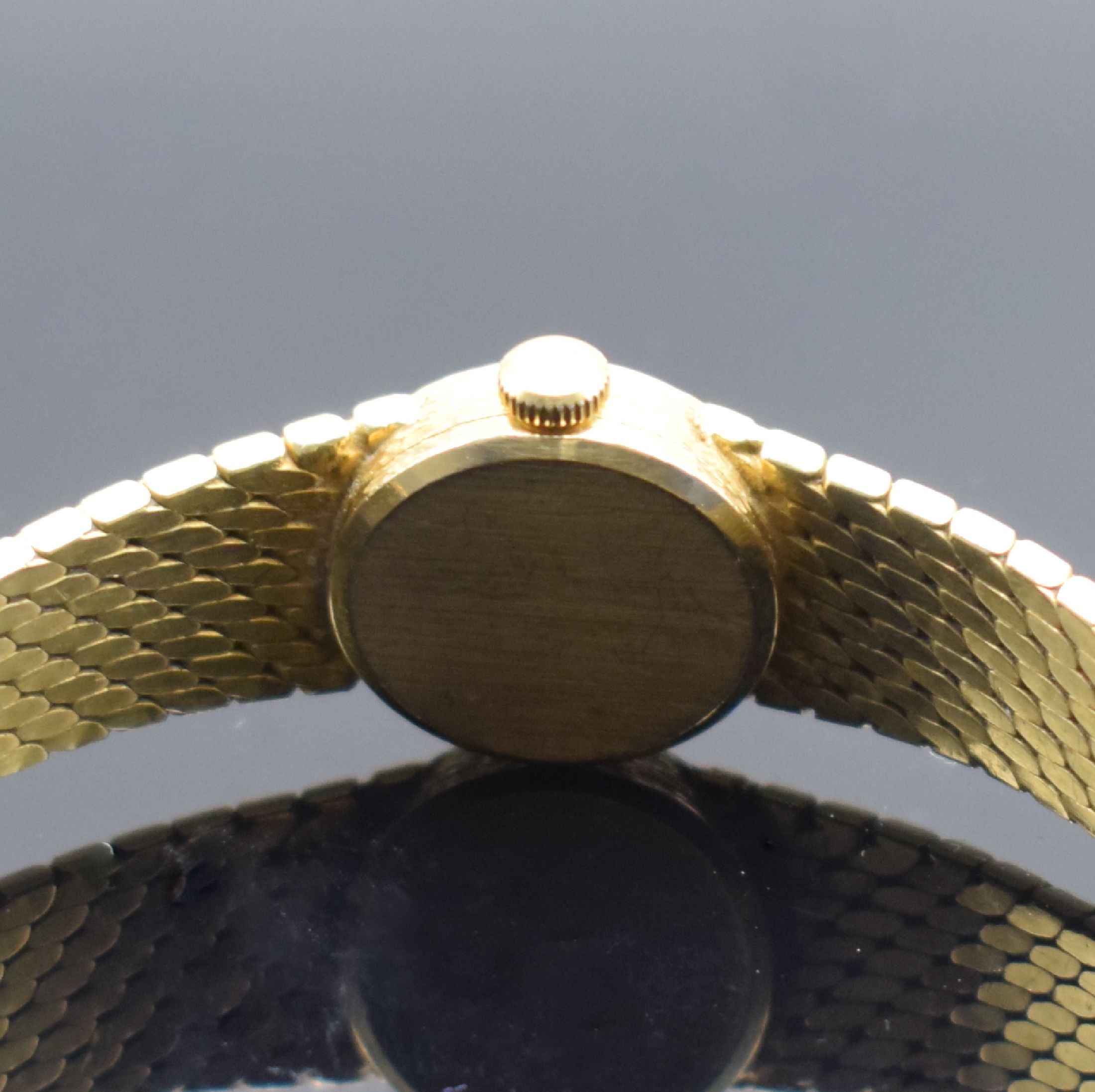 Detail e: OMEGA De Ville Damenarmbanduhr in GG 750/000, Schweiz um 1969, Handaufzug, Geh. an Goldband 750/000, Boden aufgedr., goldfarb. Zifferbl. m. aufgel. ...