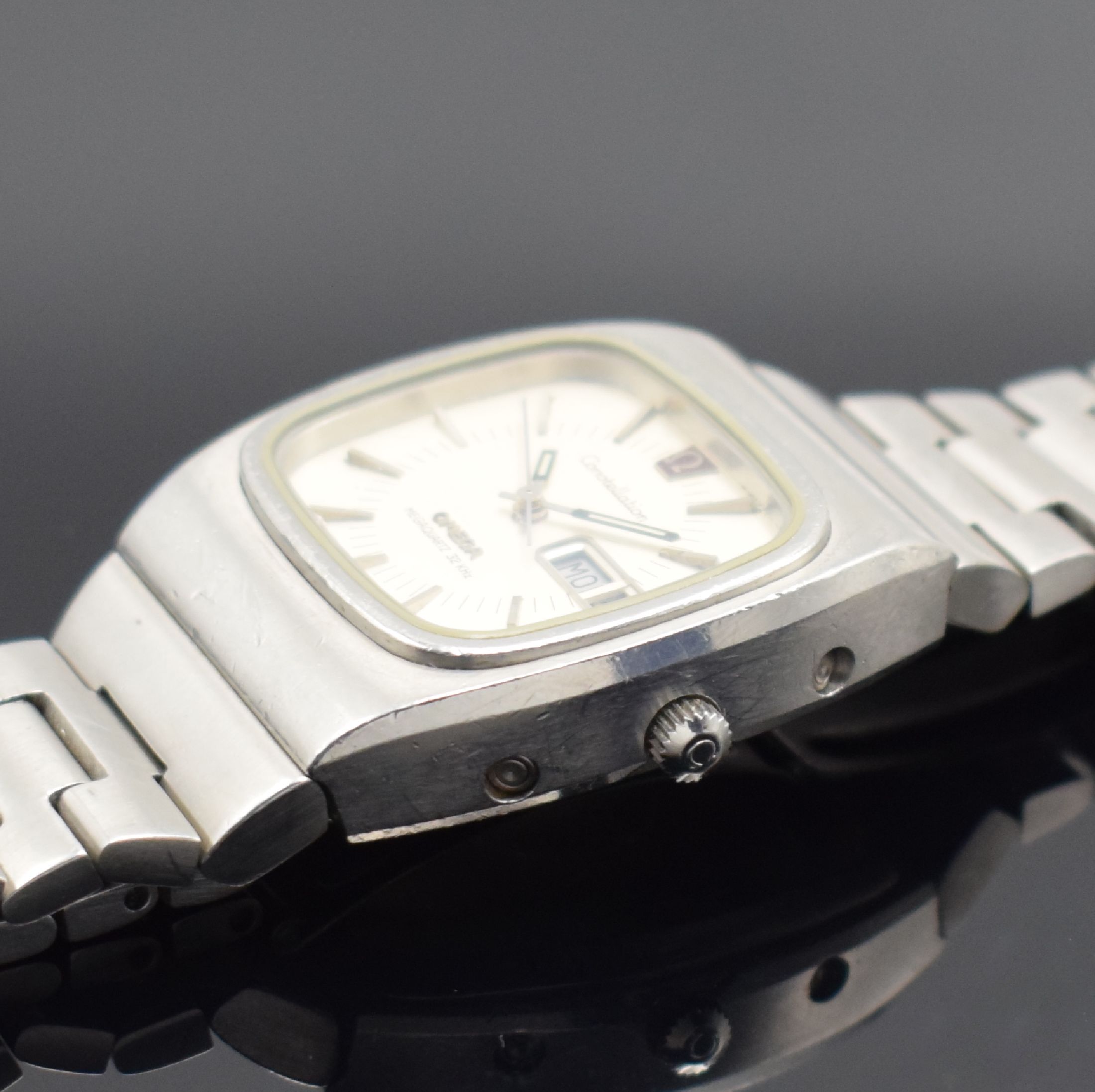 Detail c: OMEGA Constellation Megaquartz 32 KHz Herrenarmbanduhr in Stahl Referenz 196.0016/396.0811, Schweiz um 1973, quarz, Boden 4-fach verschr., ...