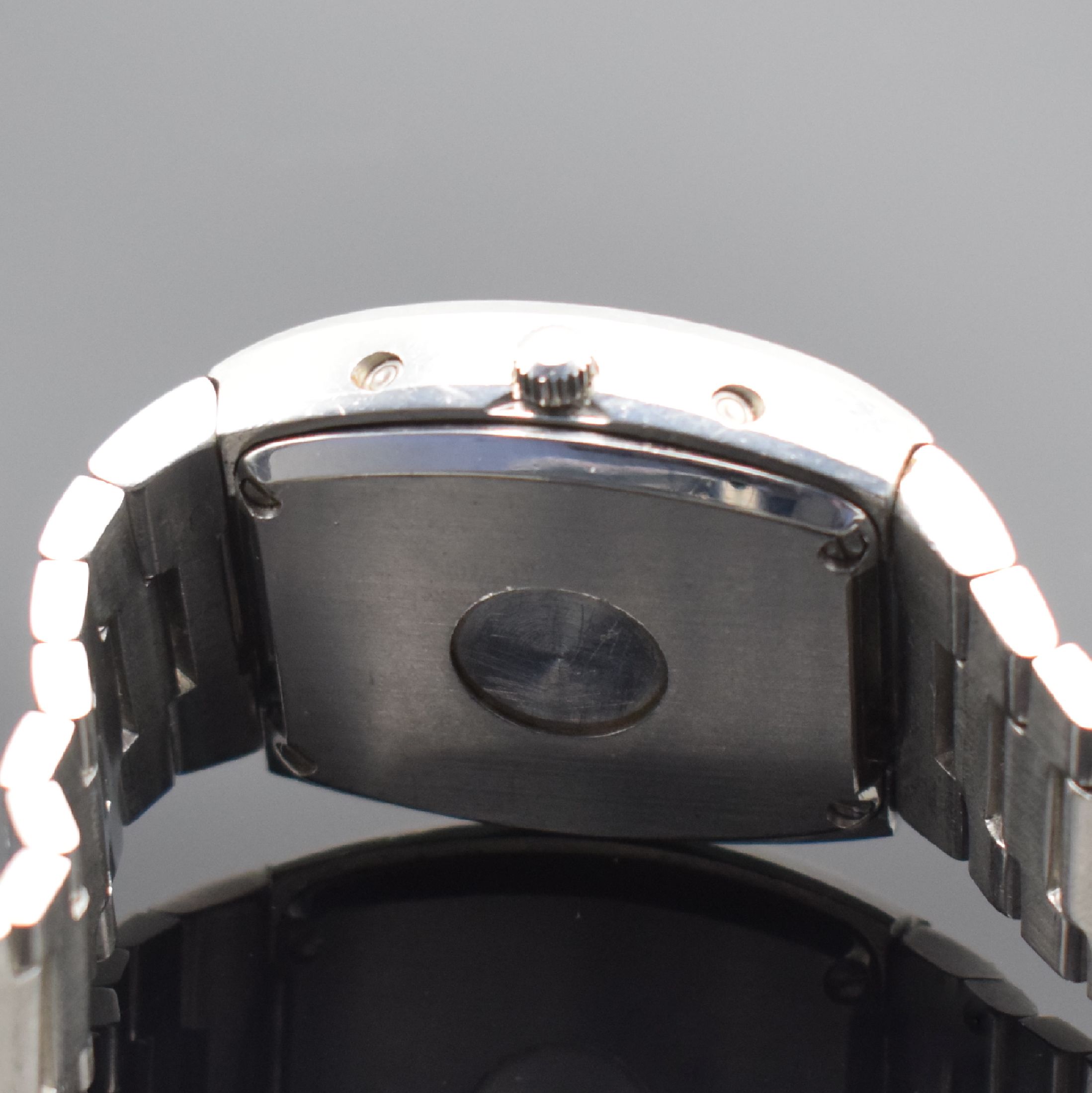Detail d: OMEGA Constellation Megaquartz 32 KHz Herrenarmbanduhr in Stahl Referenz 196.0016/396.0811, Schweiz um 1973, quarz, Boden 4-fach verschr., ...