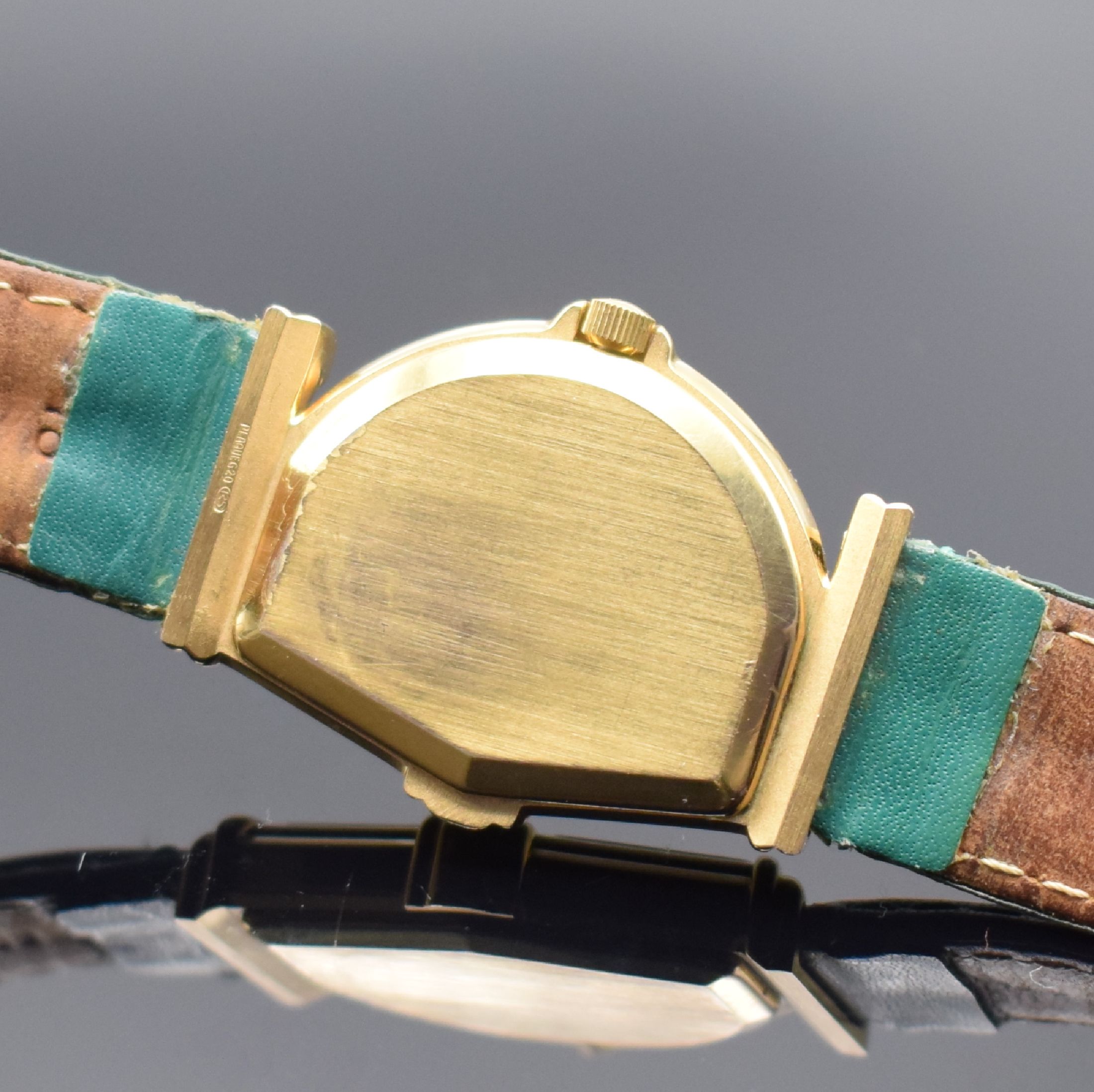 Detail d: JEAN D'EVE Herrenarmbanduhr Serie Sectora, Schweiz um 1990, quarz, asym. verg. Gehäuse, Boden aufgedr., cremefarb. Zifferbl. mit ...