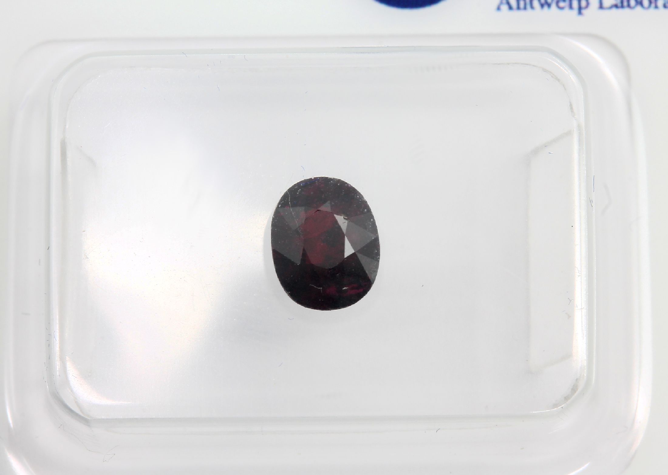 Detail a: Loser Rubin, 0.68 ct, ovalfacett., eingeschweißt mit ALGT-Expertise