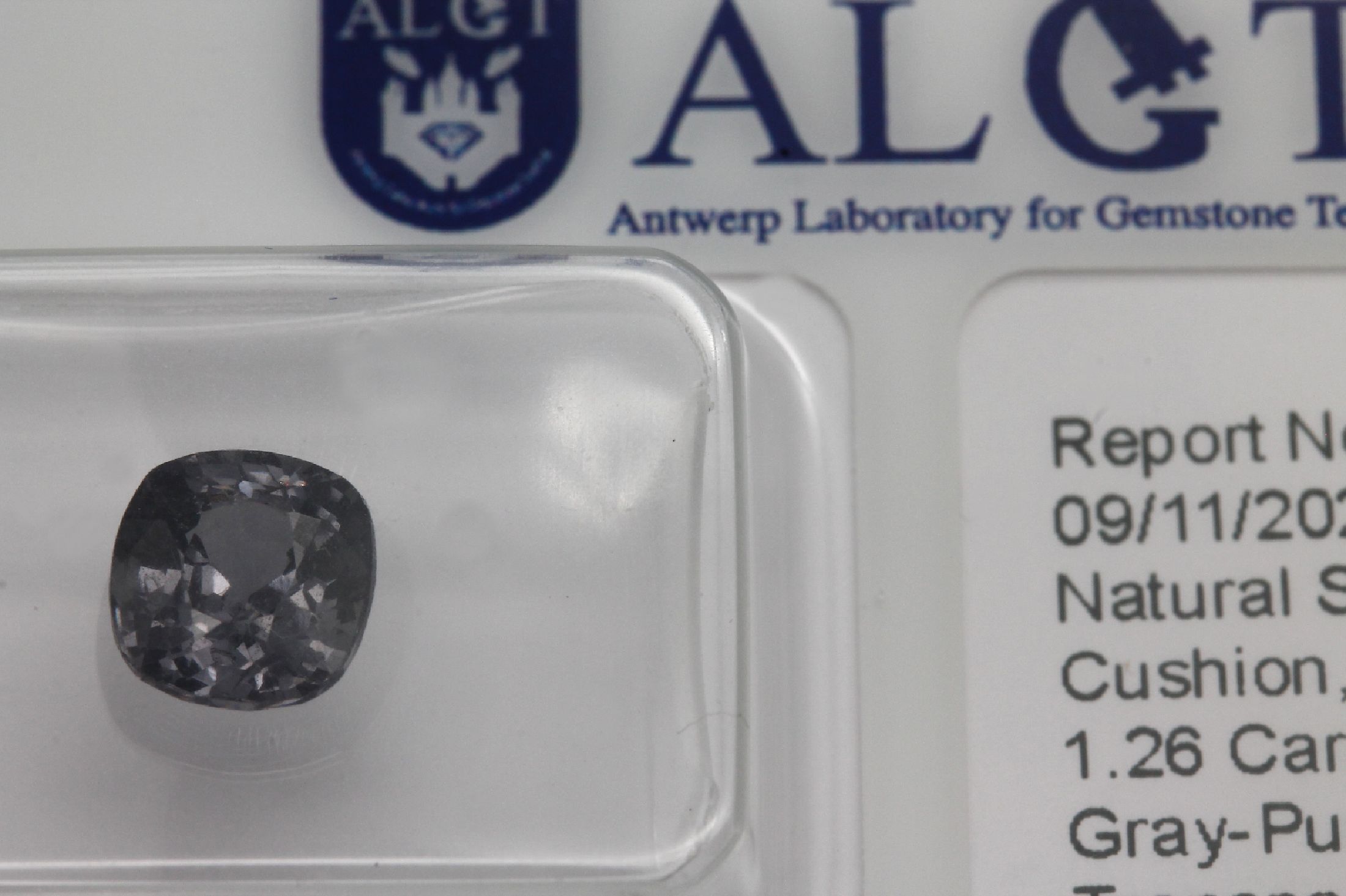 Detail a: Lot 3 lose Spinelle zus. 6.32 ct, 1 x Cushion-Cut 2.54 ct; 1 x Cushion-Cut 2.52 ct; 1 x Cushion-Cut 2.52 ct, jeder Stein verschweißt und mit ...