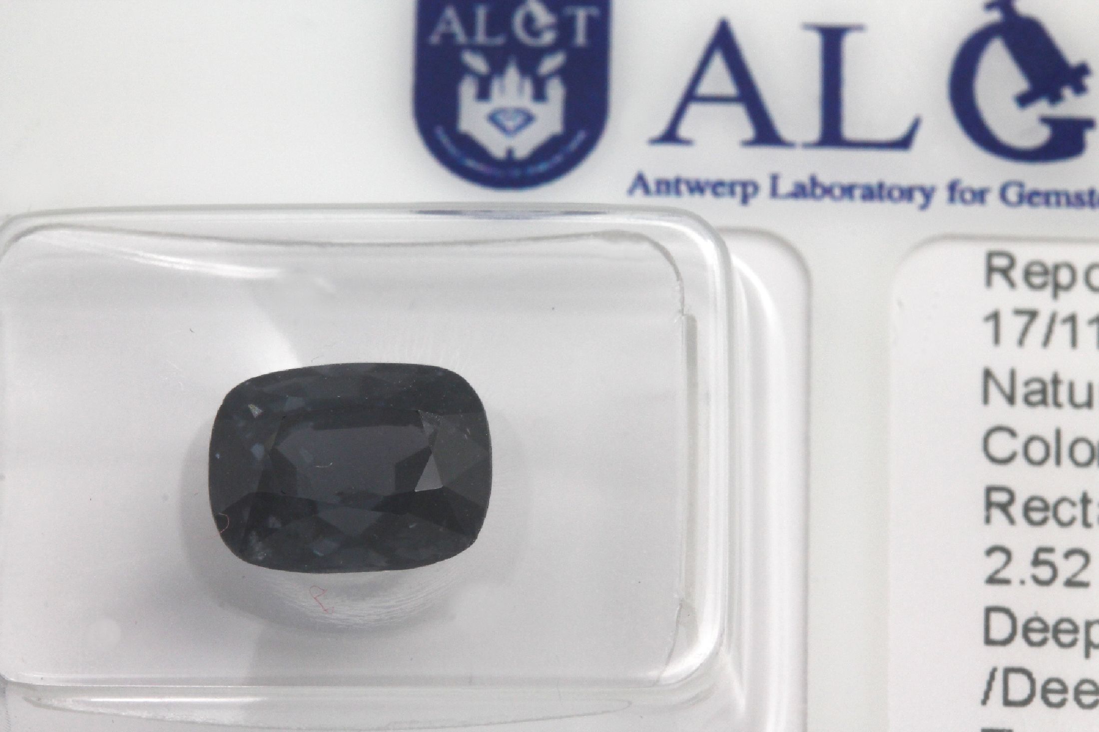 Detail b: Lot 3 lose Spinelle zus. 6.32 ct, 1 x Cushion-Cut 2.54 ct; 1 x Cushion-Cut 2.52 ct; 1 x Cushion-Cut 2.52 ct, jeder Stein verschweißt und mit ...