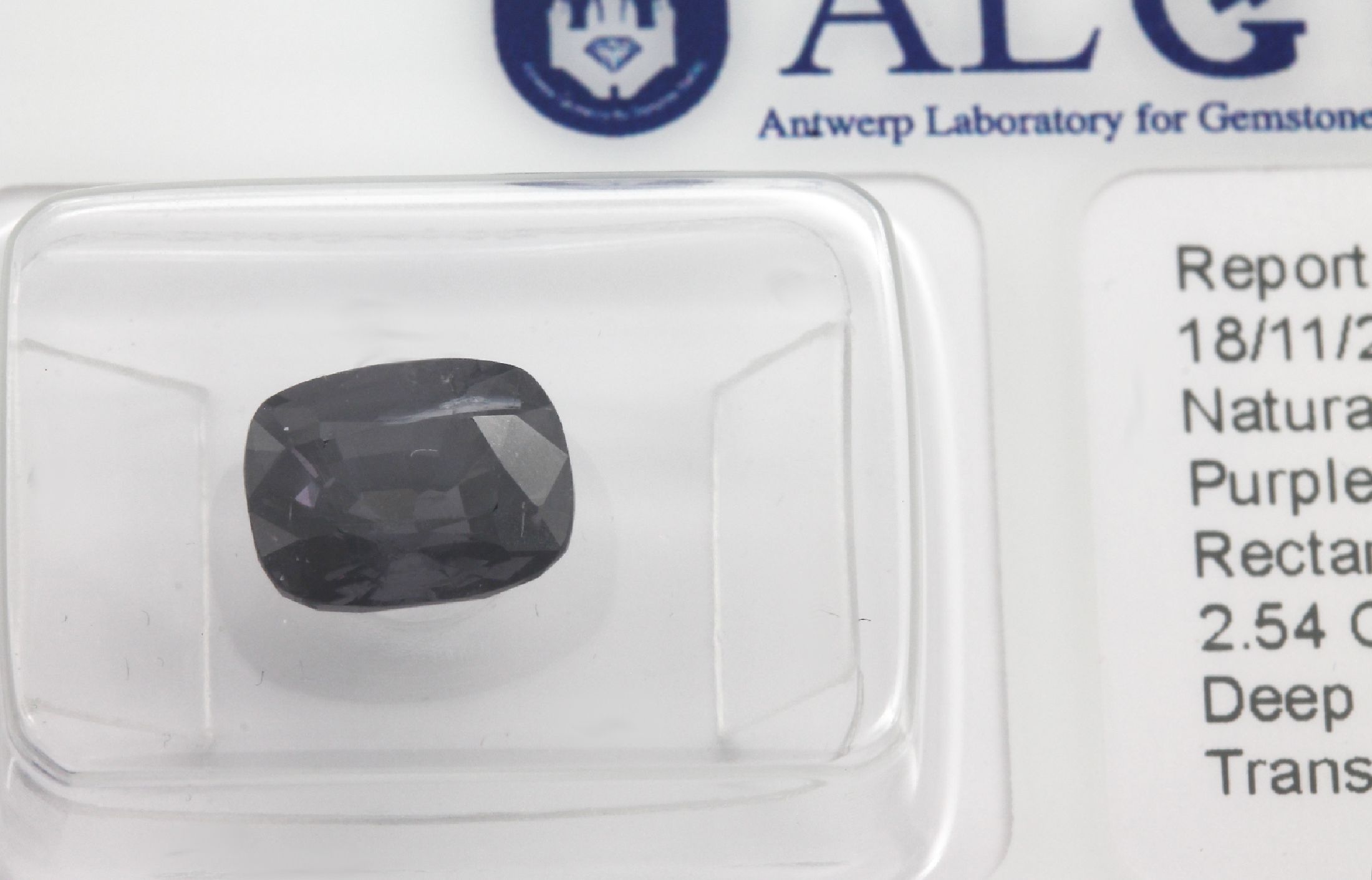 Detail c: Lot 3 lose Spinelle zus. 6.32 ct, 1 x Cushion-Cut 2.54 ct; 1 x Cushion-Cut 2.52 ct; 1 x Cushion-Cut 2.52 ct, jeder Stein verschweißt und mit ...