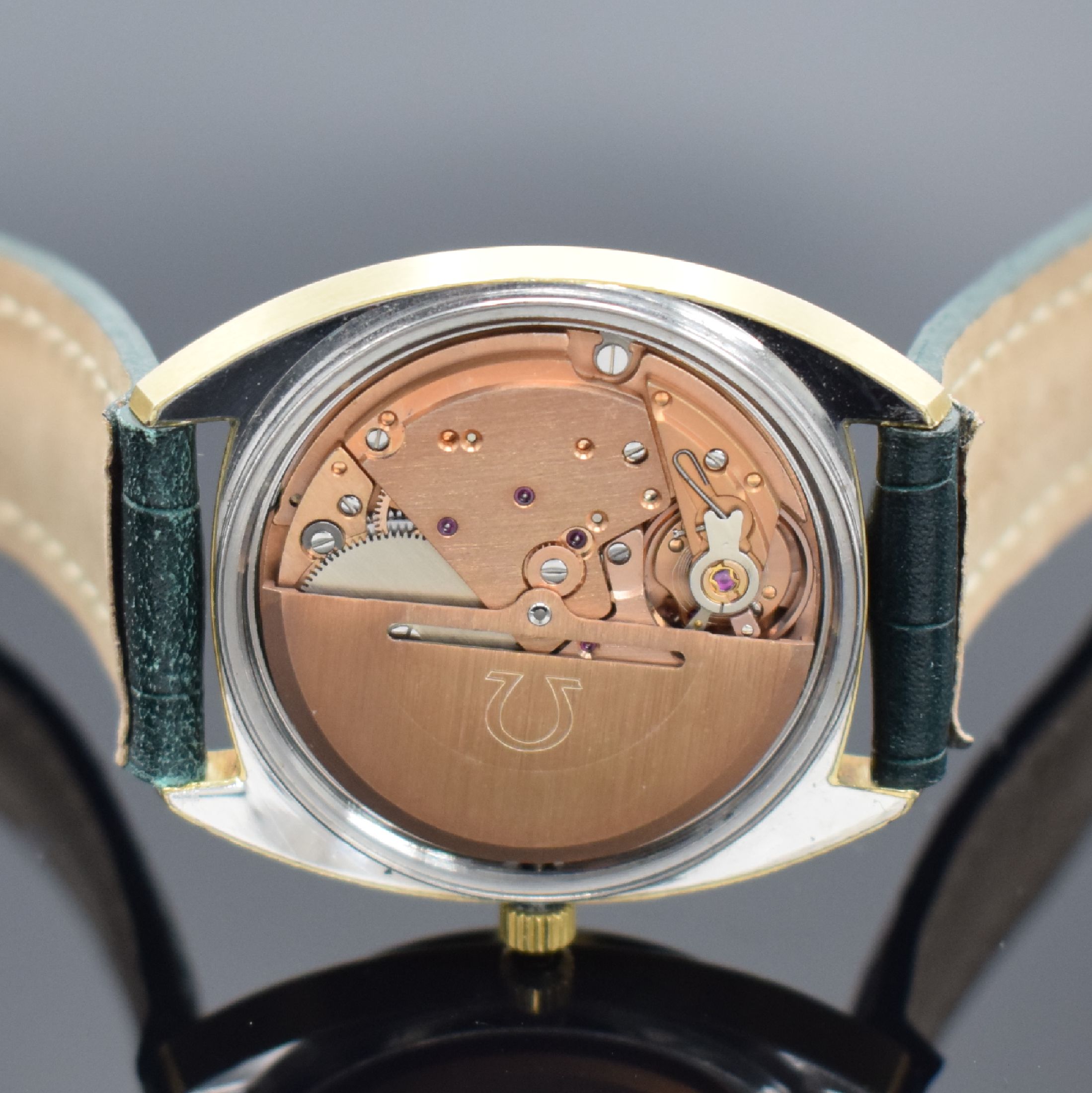 Detail e: OMEGA Constellation Chronometer Referenz CD 168.0056, Automatik, Schweiz um 1972, Edelstahlgeh. m. Goldhaube, im Zentrum des verschr. Bodens ...