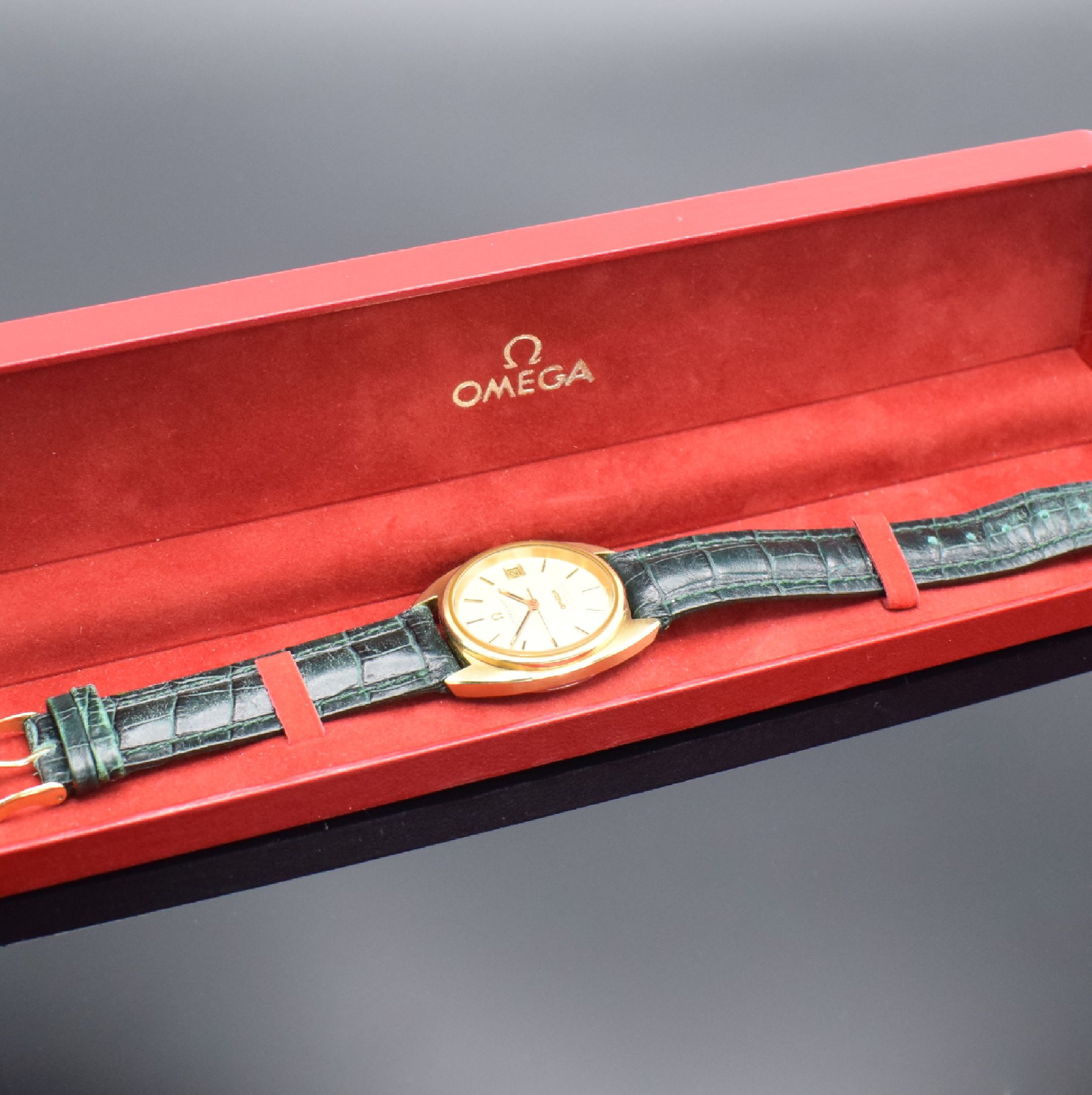 Detail g: OMEGA Constellation Chronometer Referenz CD 168.0056, Automatik, Schweiz um 1972, Edelstahlgeh. m. Goldhaube, im Zentrum des verschr. Bodens ...