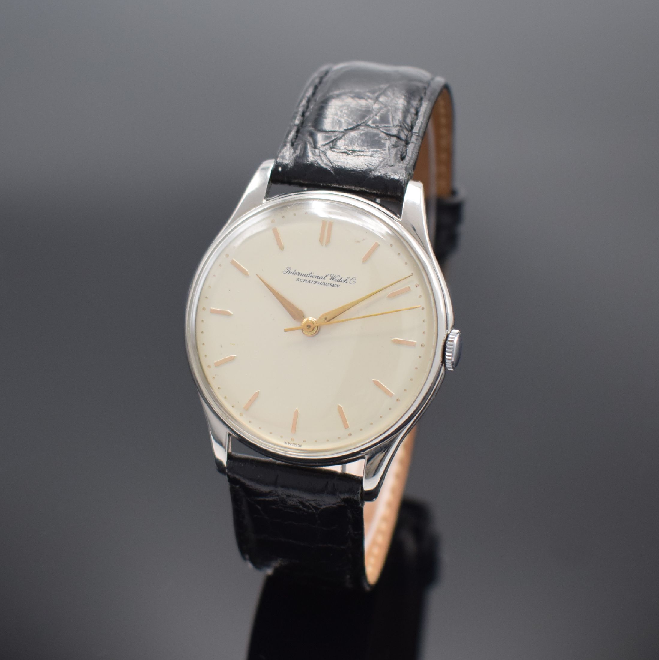 IWC Herrenarmbanduhr in Stahl Kaliber 89, Schweiz um 1962, Handaufzug, 3-teil. Geh., Boden & Glasrand aufgedr., silb. orig. Zifferbl. altersbed. l. ...
