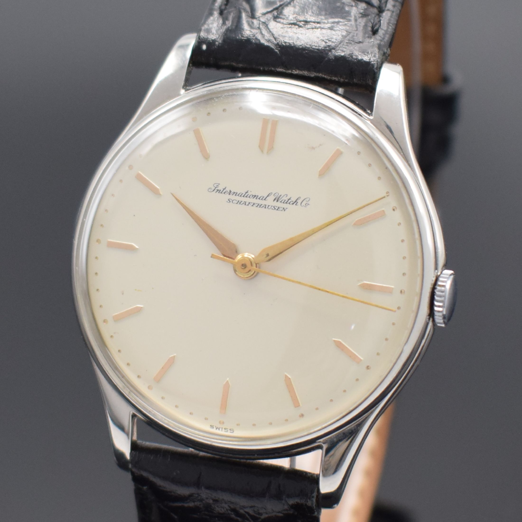 Detail a: IWC Herrenarmbanduhr in Stahl Kaliber 89, Schweiz um 1962, Handaufzug, 3-teil. Geh., Boden & Glasrand aufgedr., silb. orig. Zifferbl. altersbed. l. ...