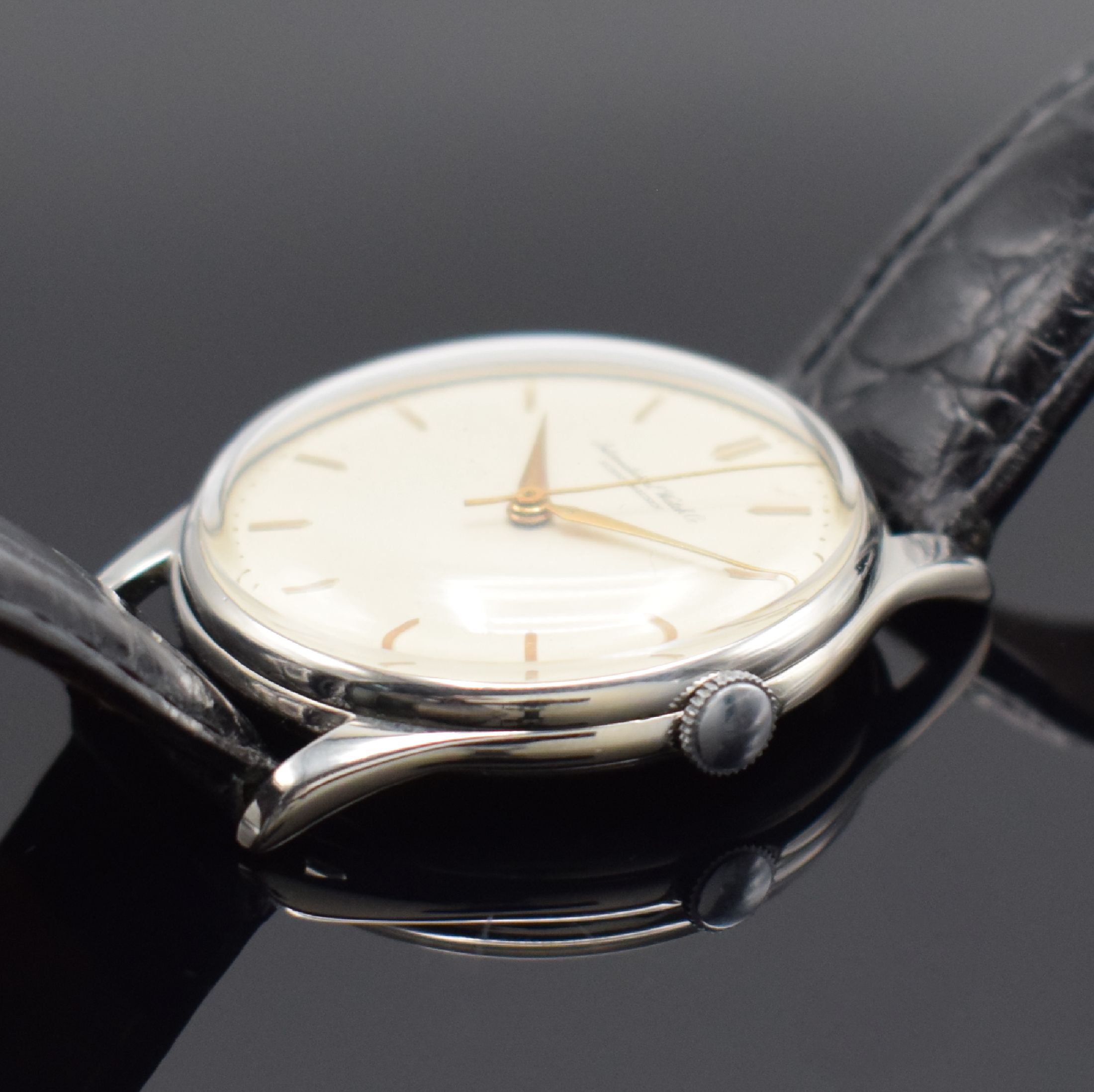Detail b: IWC Herrenarmbanduhr in Stahl Kaliber 89, Schweiz um 1962, Handaufzug, 3-teil. Geh., Boden & Glasrand aufgedr., silb. orig. Zifferbl. altersbed. l. ...