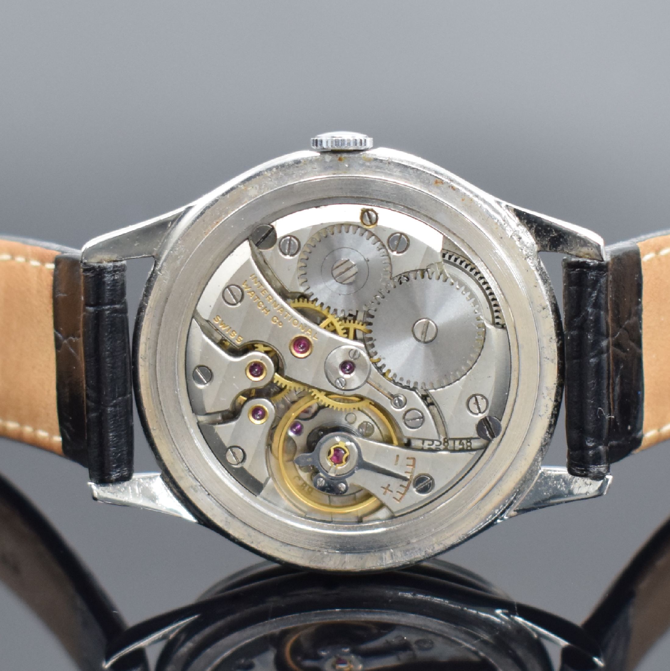 Detail d: IWC Herrenarmbanduhr in Stahl Kaliber 89, Schweiz um 1962, Handaufzug, 3-teil. Geh., Boden & Glasrand aufgedr., silb. orig. Zifferbl. altersbed. l. ...