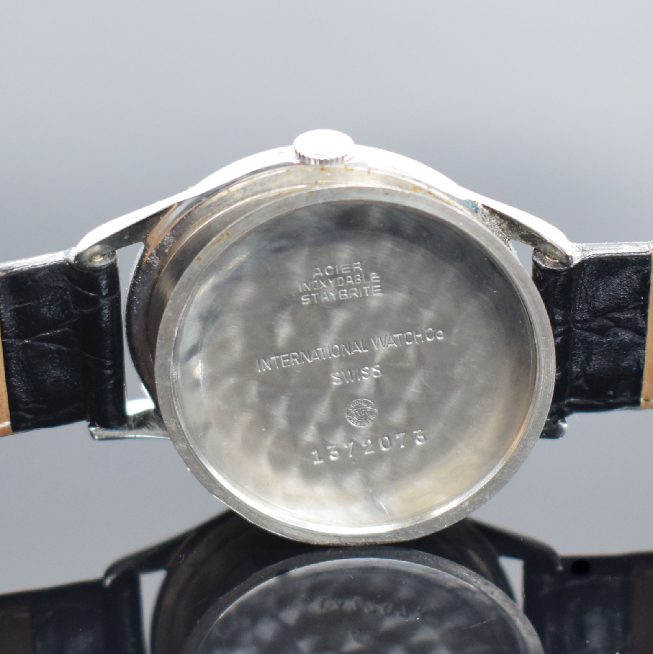 Detail e: IWC Herrenarmbanduhr in Stahl Kaliber 89, Schweiz um 1962, Handaufzug, 3-teil. Geh., Boden & Glasrand aufgedr., silb. orig. Zifferbl. altersbed. l. ...
