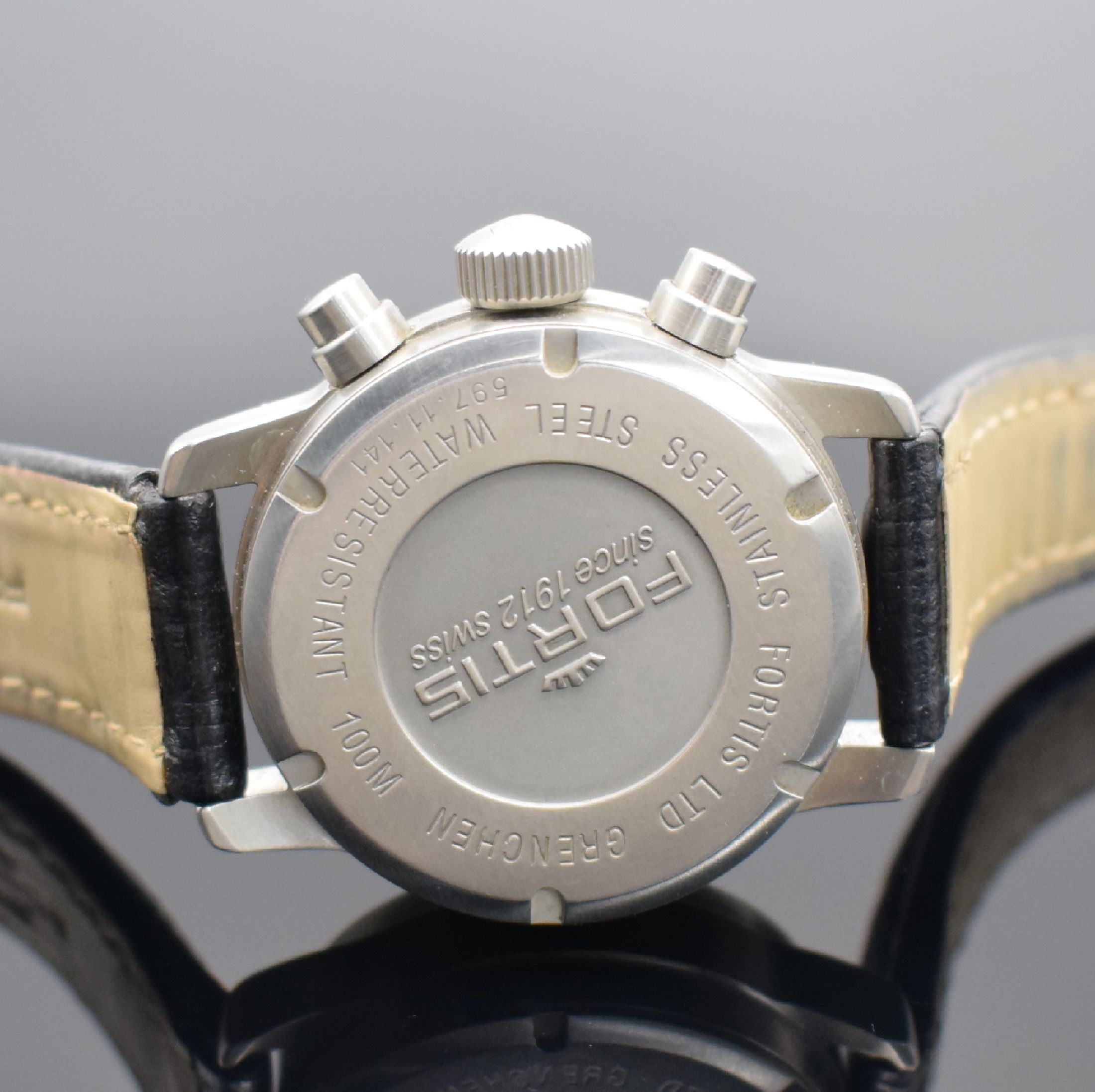 Detail d: FORTIS Flieger Armbandchronograph in Stahl Referenz 597.11.141, Automatik, Schweiz um 1995, Boden verschr., orig. Lederband m. orig. Dornschl., ...