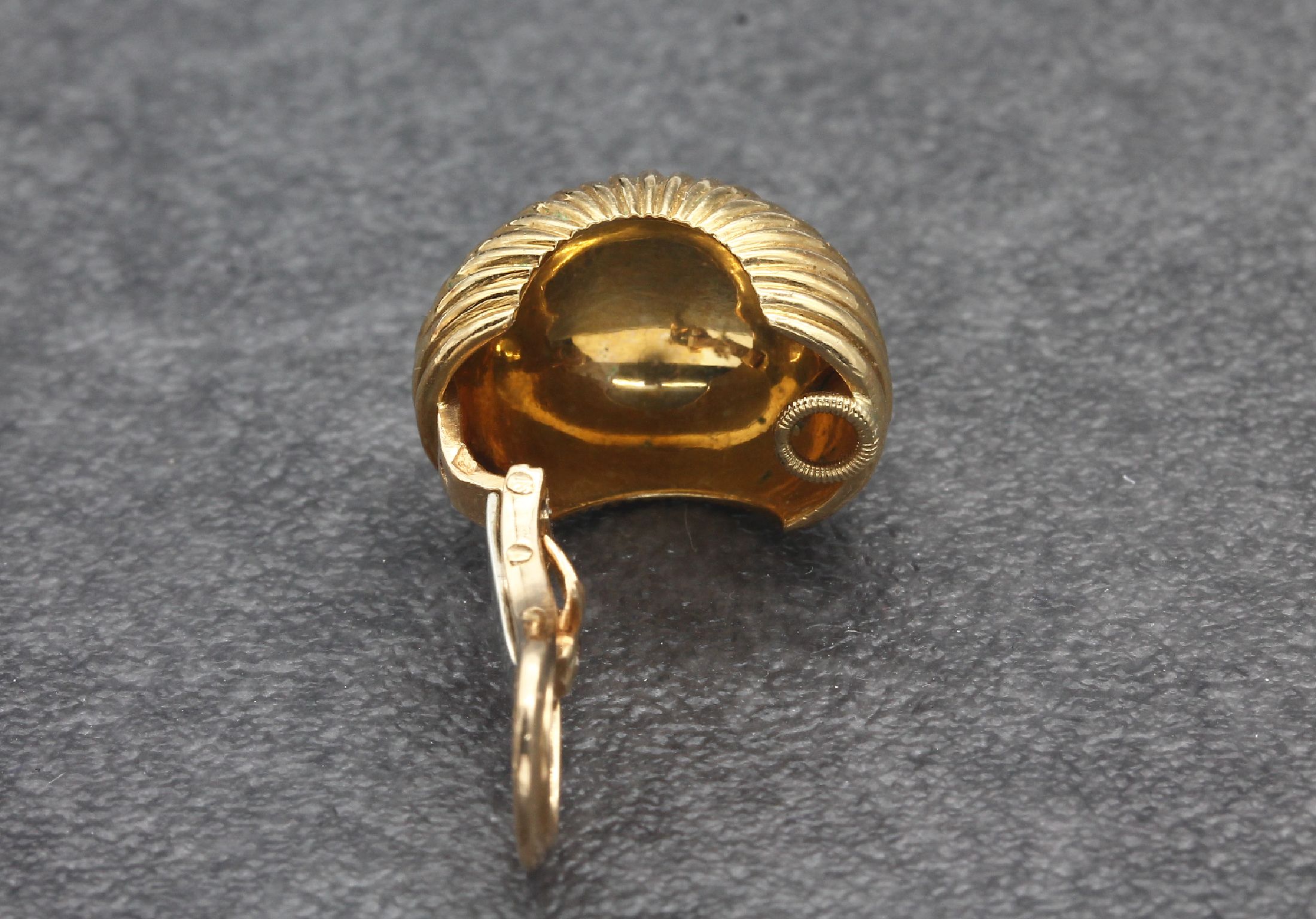 Detail b: 18 kt Gold CARTIER Ohrclips, GG 750/000, 1960er Jahre, muschelförmig, schöne qualitätvolle Verarbeitung, 2 x 1.5 cm, ca. 17.8 g, sehr schöne ...