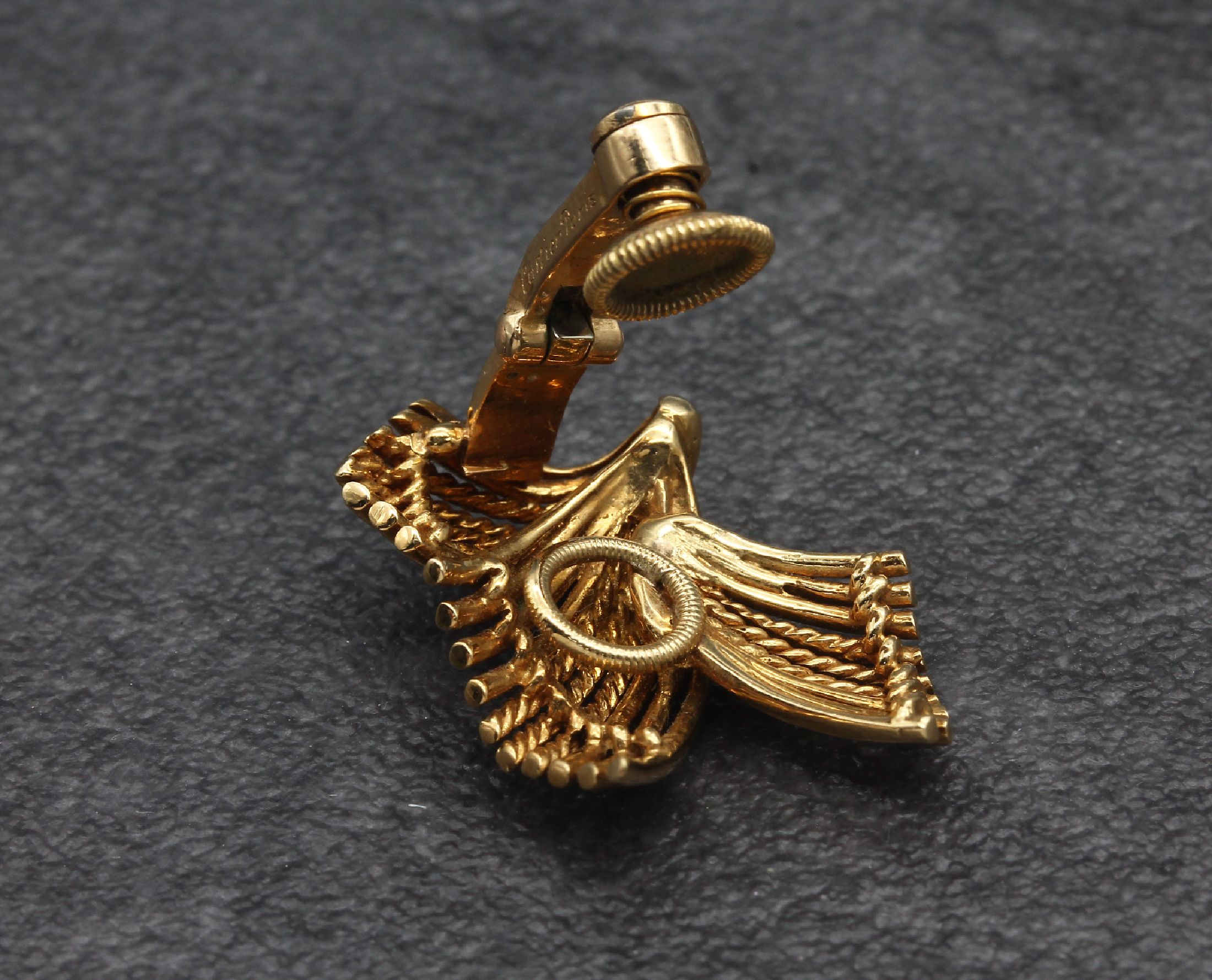 Detail a: Paar 18 kt Gold CARTIER Ohrclips, GG 750/000, 1960er Jahre, abstrakte Formsprache aus einzelnen Stegen, teilw. Kordeldekor, ca. 2 x 2.5 cm, ca. 15.1 ...