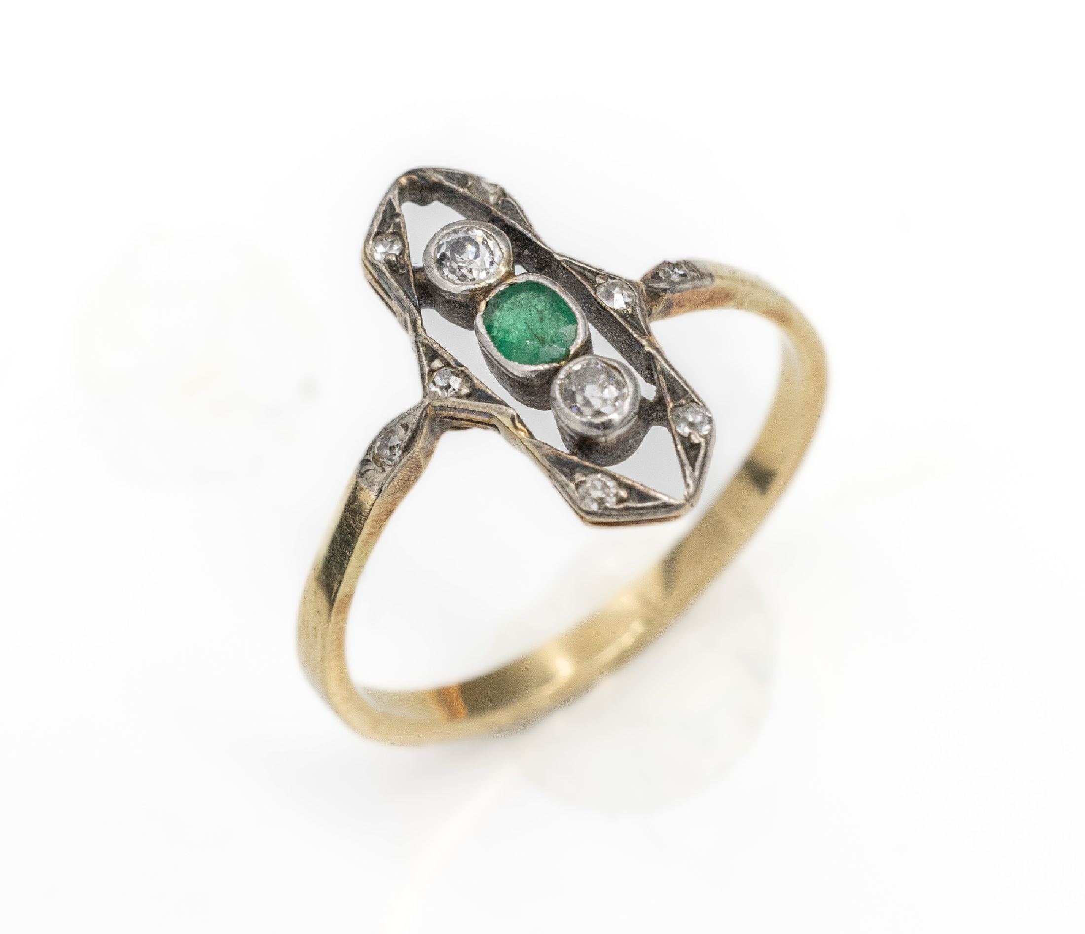 14 kt Gold Diamant-Ring, GG 585/000 gepr., um 1900, Schauseite Silber, mittig Smaragd, besch., umgeben von 10 kl. Altschliff- diamanten, RW 61