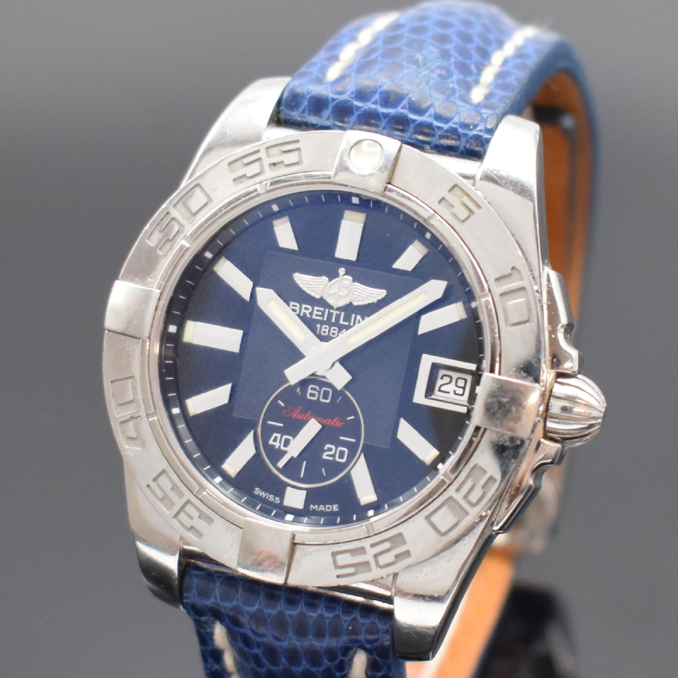 Detail a: Breitling Galactic Chronometer Armbanduhr in Stahl Referenz A37330, Schweiz verk. lt. beil. Pap. 01/2012, Automatik, Boden verschr., orig. Lederband ...