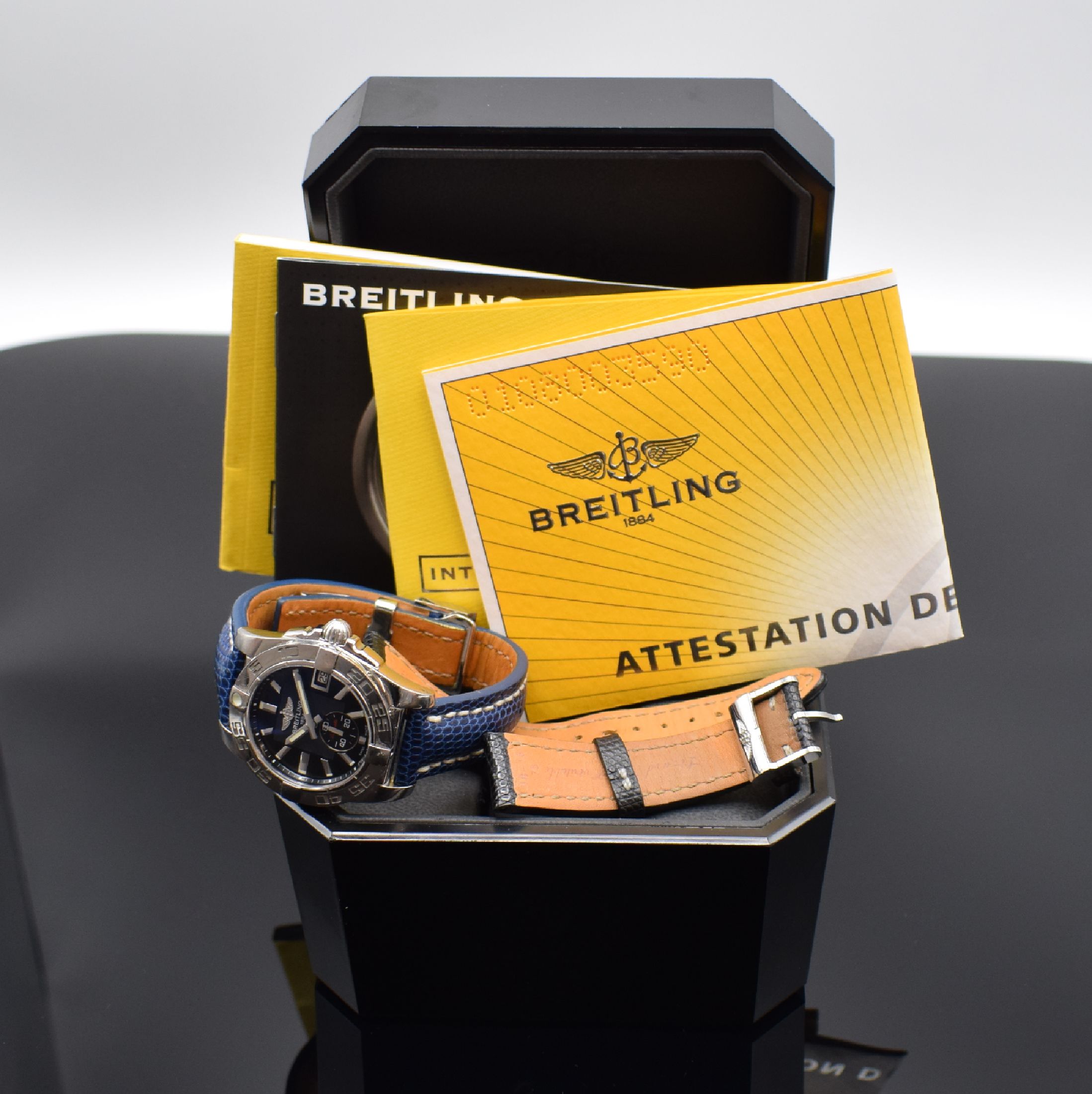 Detail d: Breitling Galactic Chronometer Armbanduhr in Stahl Referenz A37330, Schweiz verk. lt. beil. Pap. 01/2012, Automatik, Boden verschr., orig. Lederband ...