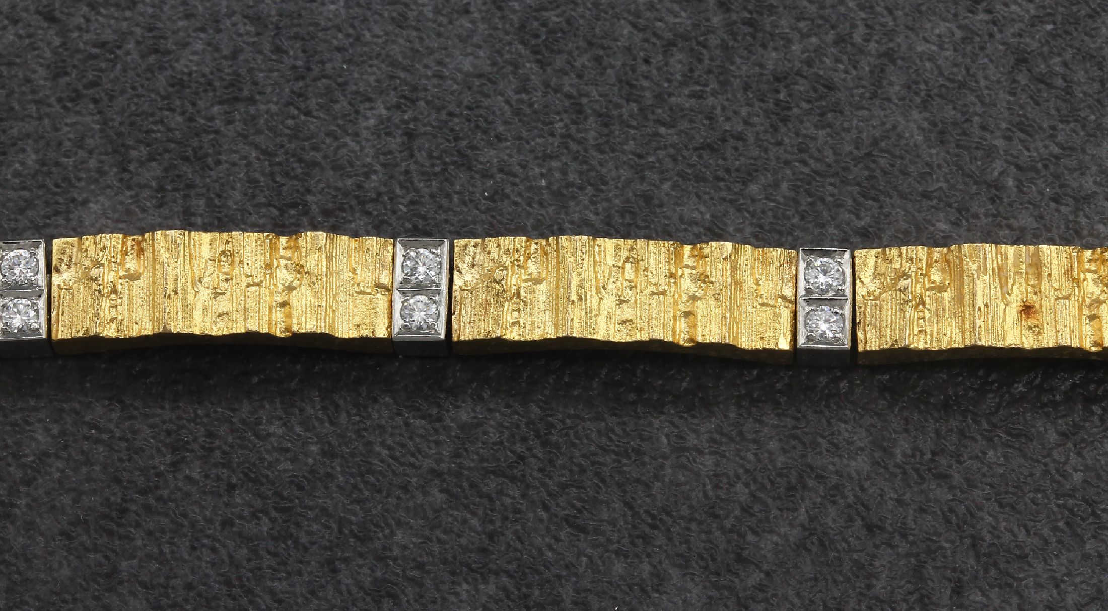 Detail a: 18 kt Gold LAPPONIA Brillant-Armband, GG/WG750/000, Finnland 1988, typ. Lapponia-Design, 16 in WG gefasste Brillanten zus. ca. 0.48 ct (grav.) ...