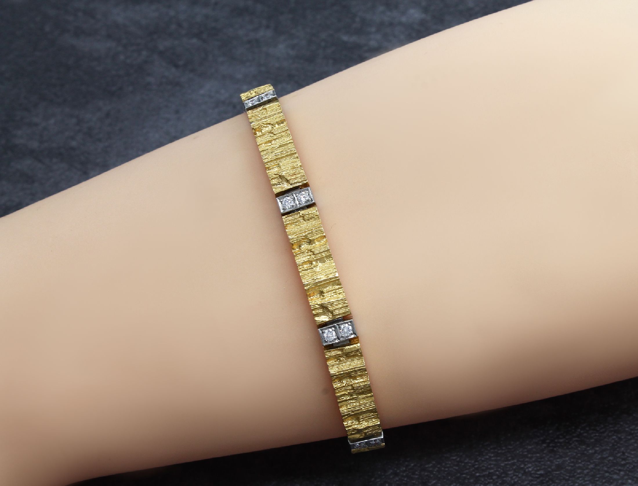 Detail b: 18 kt Gold LAPPONIA Brillant-Armband, GG/WG750/000, Finnland 1988, typ. Lapponia-Design, 16 in WG gefasste Brillanten zus. ca. 0.48 ct (grav.) ...