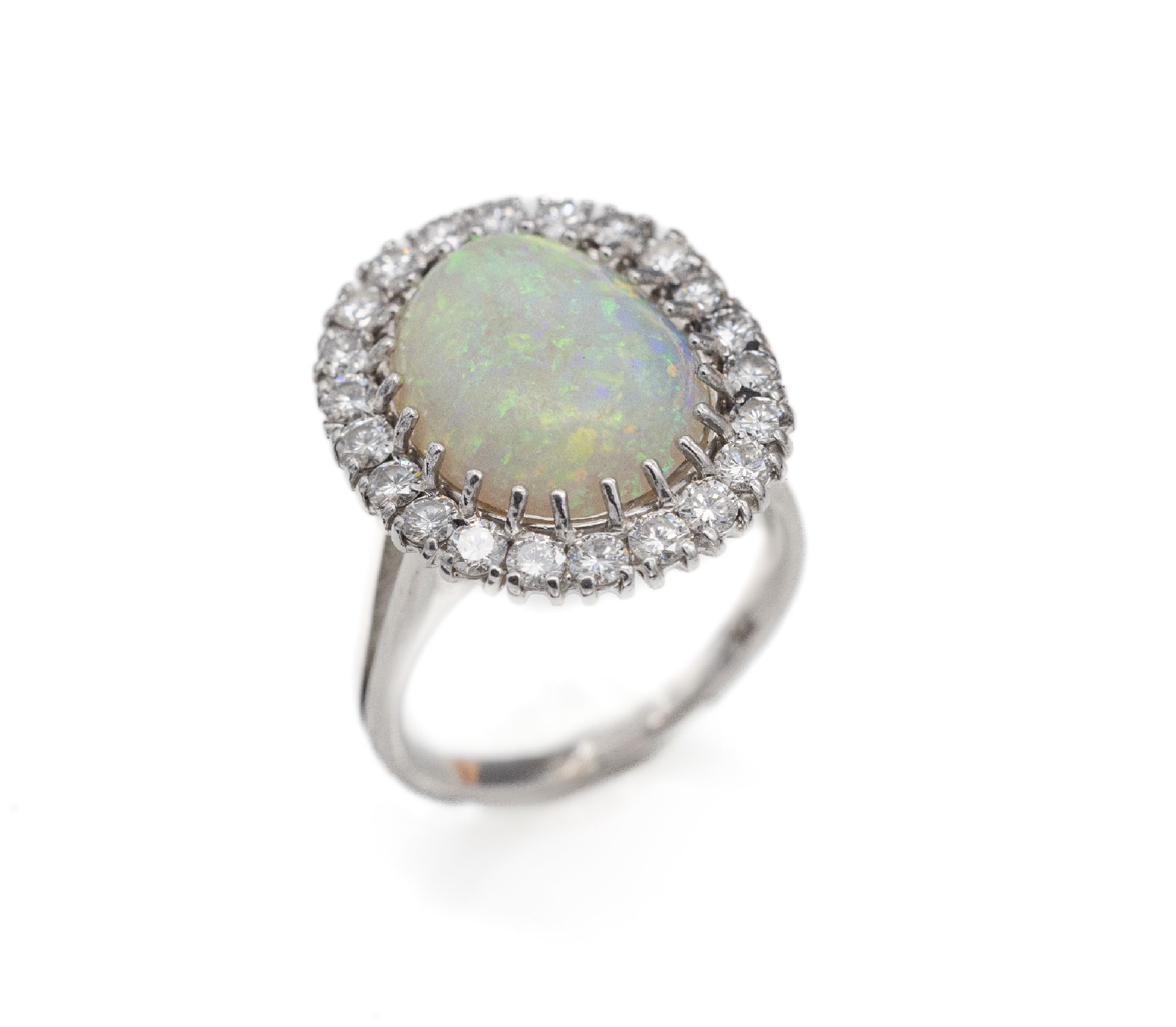 18 kt Gold Opal-Brillant-Ring, WG 750/000, Opal ca. 3.00 ct (Rand best.), 22 Brillanten zus. ca. 1.30 ct feines Weiß-Weiß/vs-si, ca. 7.1 g, RW 53.5