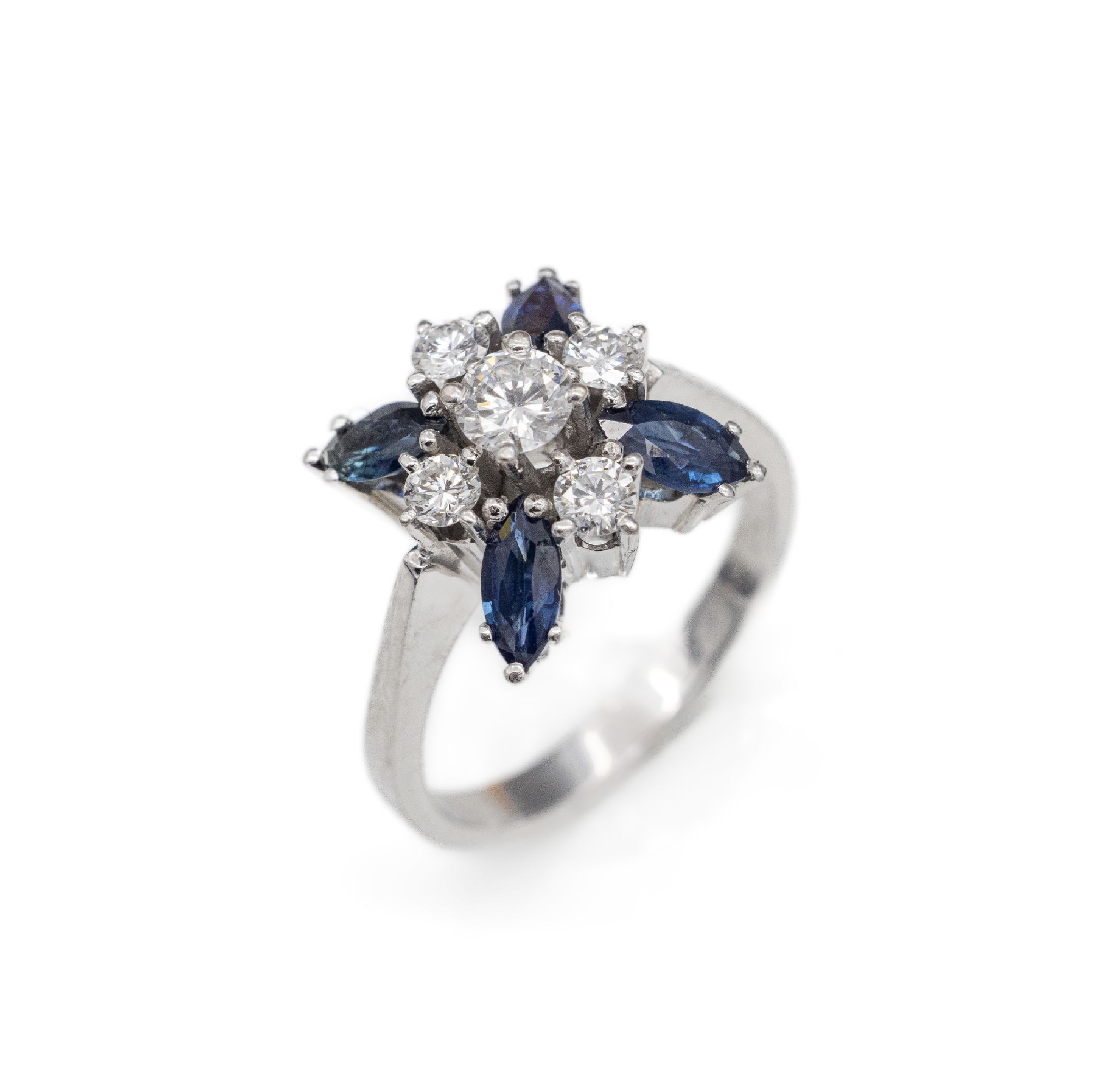 18 kt Gold Saphir-Brillant-Ring, WG 750/000, 4 Saphir-Navettes zus. ca. 1.00 ct, 5 Brillanten zus. ca. 0.69 ct feines Weiß/vs, ca. 6.8 g, RW 56
