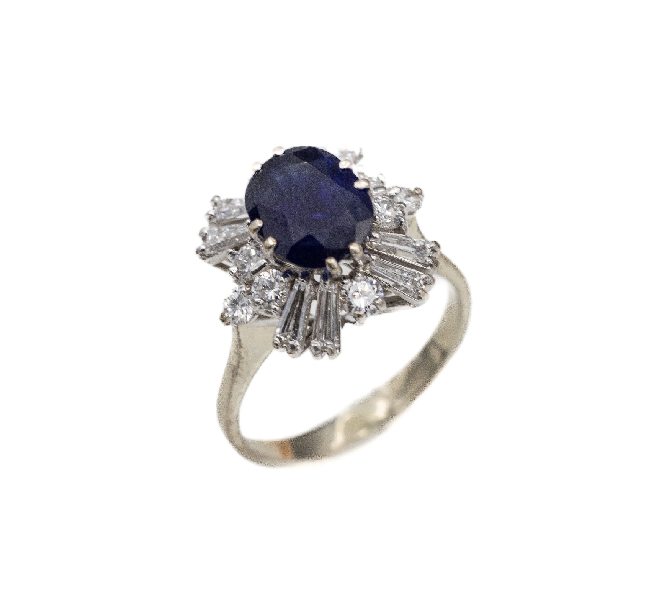 14 kt Gold Saphir-Diamant-Ring, WG 585/000,ovalfacett. Saphir (beh.) ca. 2.00 ct, 8 Brillanten und 8 Diam.-Trapeze zus. ca. 0.85 ct feines Weiß/vs, ...