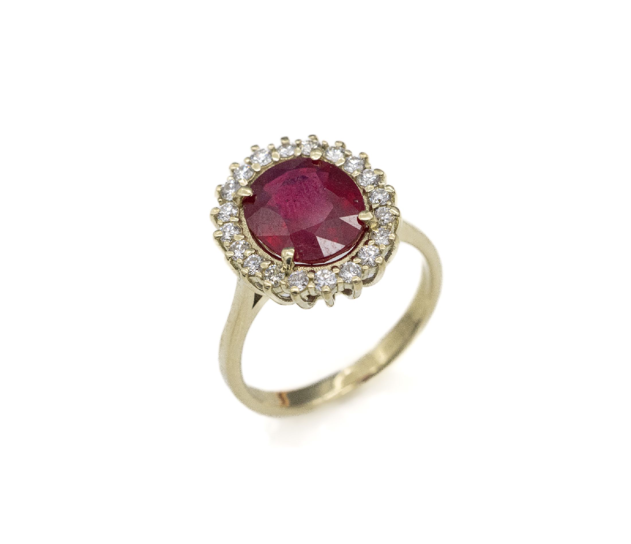 14 kt Gold Rubin-Brillant-Ring, GG 585/000, ovalfacett. Rubin ca. 4.25 ct (beh.), 20 Brillanten zus. ca. 0.40 ct feines Weiß-Weiß/si, ca. 5.4 g, ...