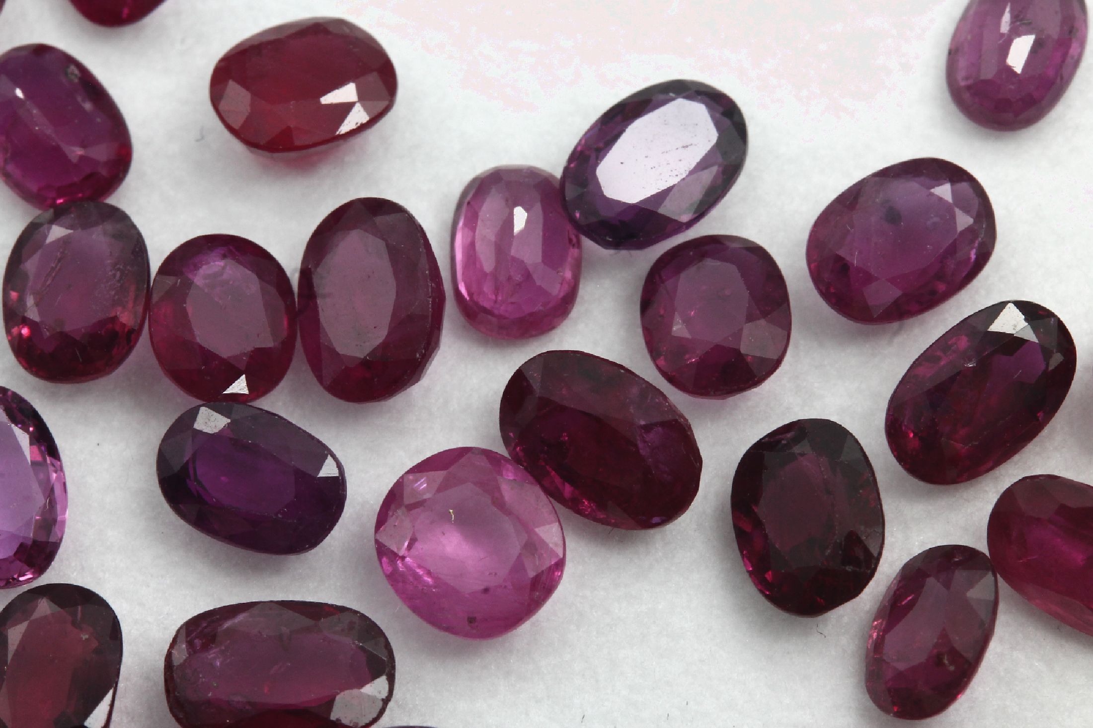 Detail a: Lot lose ovalfacett. Rubine zus. ca. 18.07 ct, versch. Größen, Farben und Qualitäten