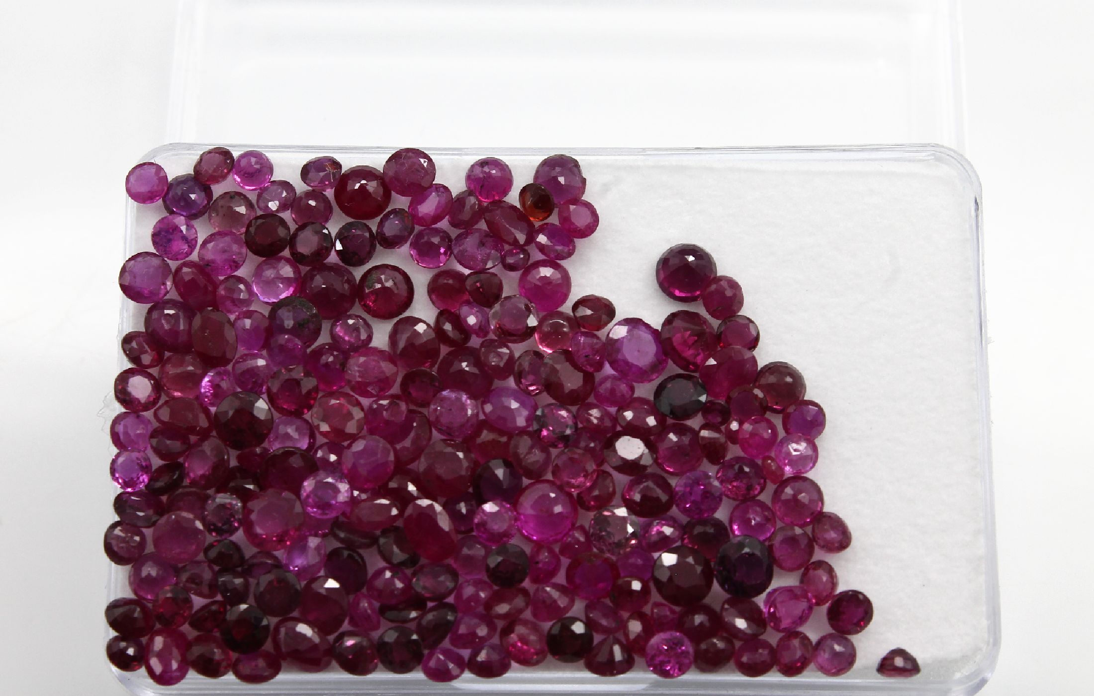 Detail a: Lot lose Rubine zus. ca. 31.61 ct, rund- und ovalfacett. versch. Farben und Qualitäten